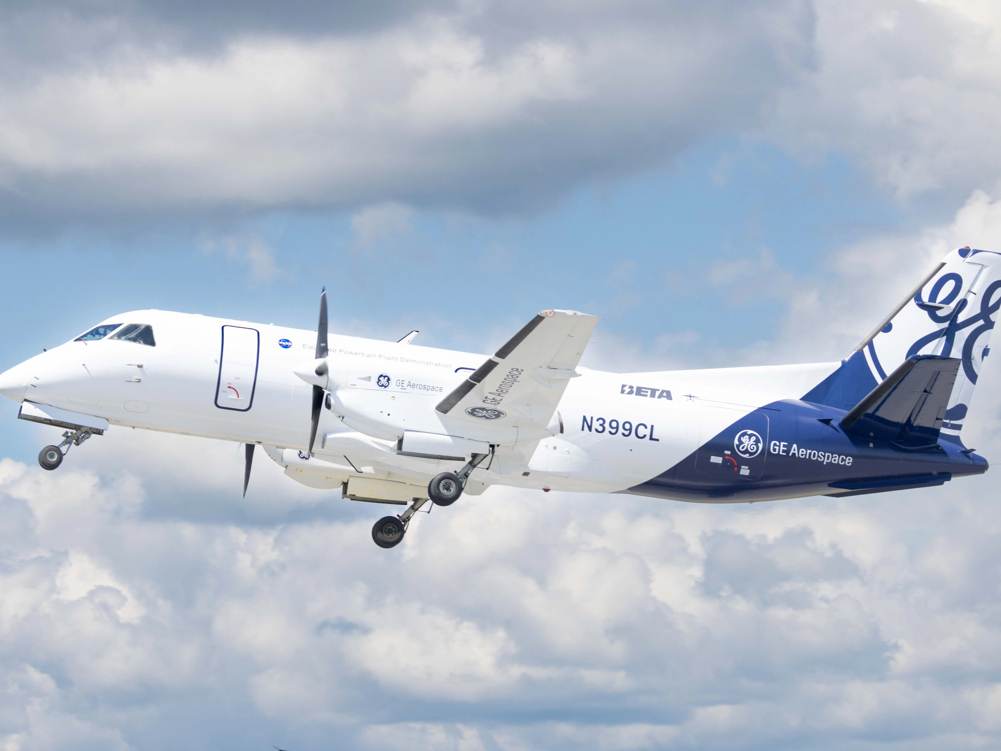 Elektroflugzeug von GE Aerospace im Flug mit ausgefahrenem Fahrwerk