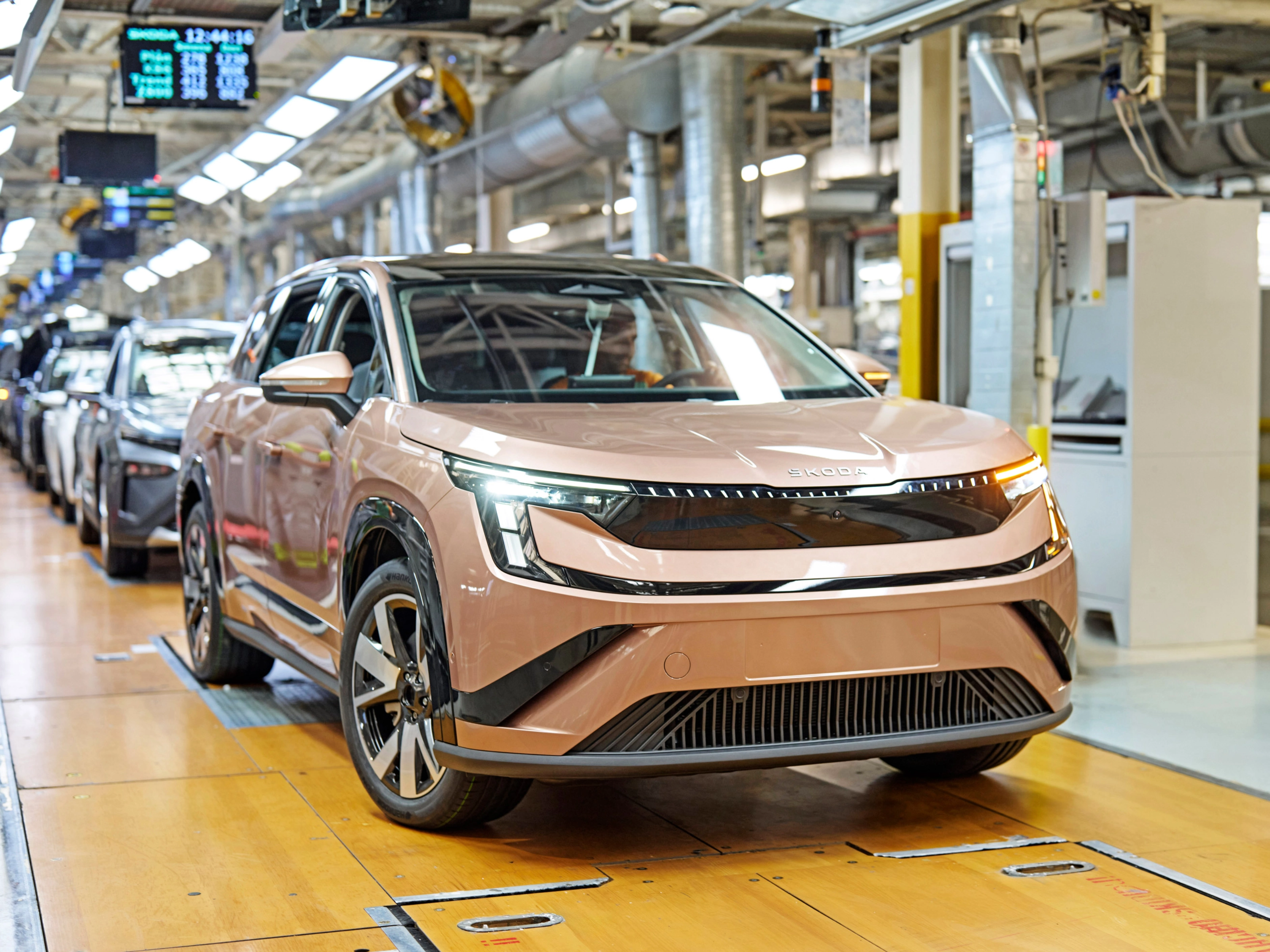 Škoda-Fahrzeuge auf einer Produktionslinie in einer Autofabrik.