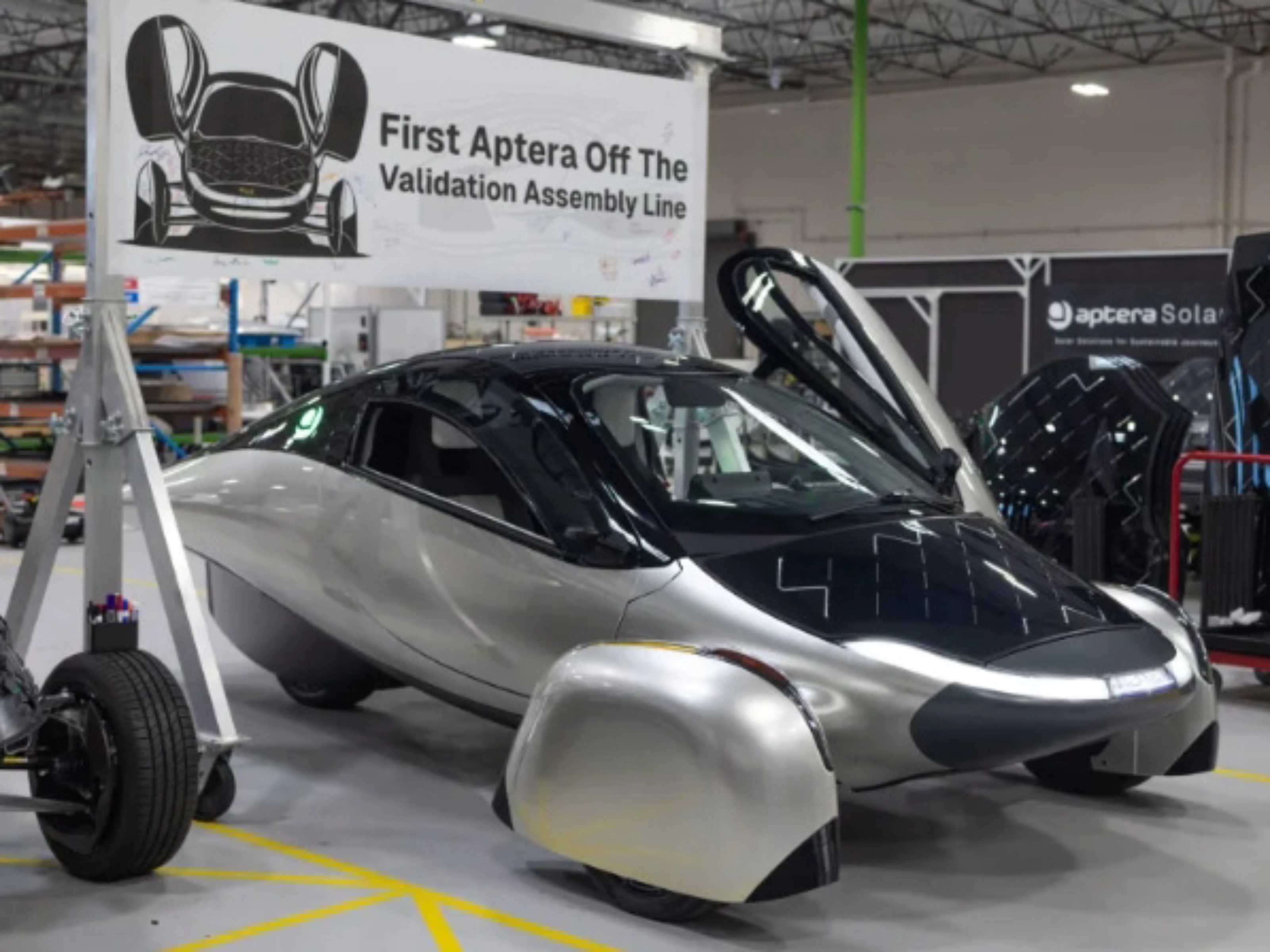 Aptera Solar-Elektrofahrzeug auf einer Montagelinie in einer Fabrik.
