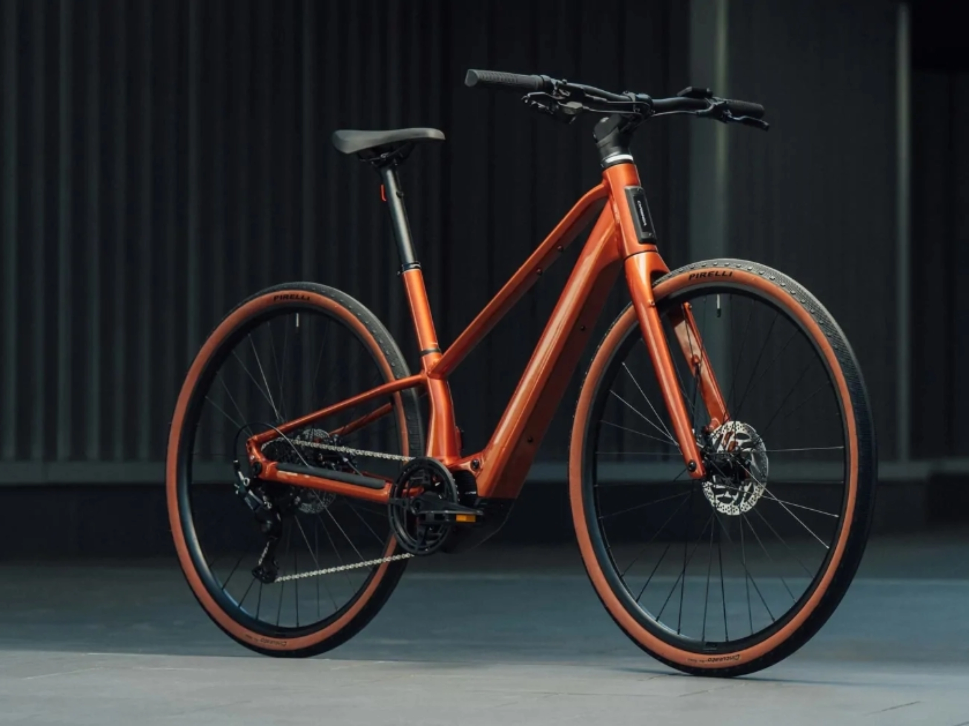 Orbea E-Bike in einer Studioumgebung präsentiert.