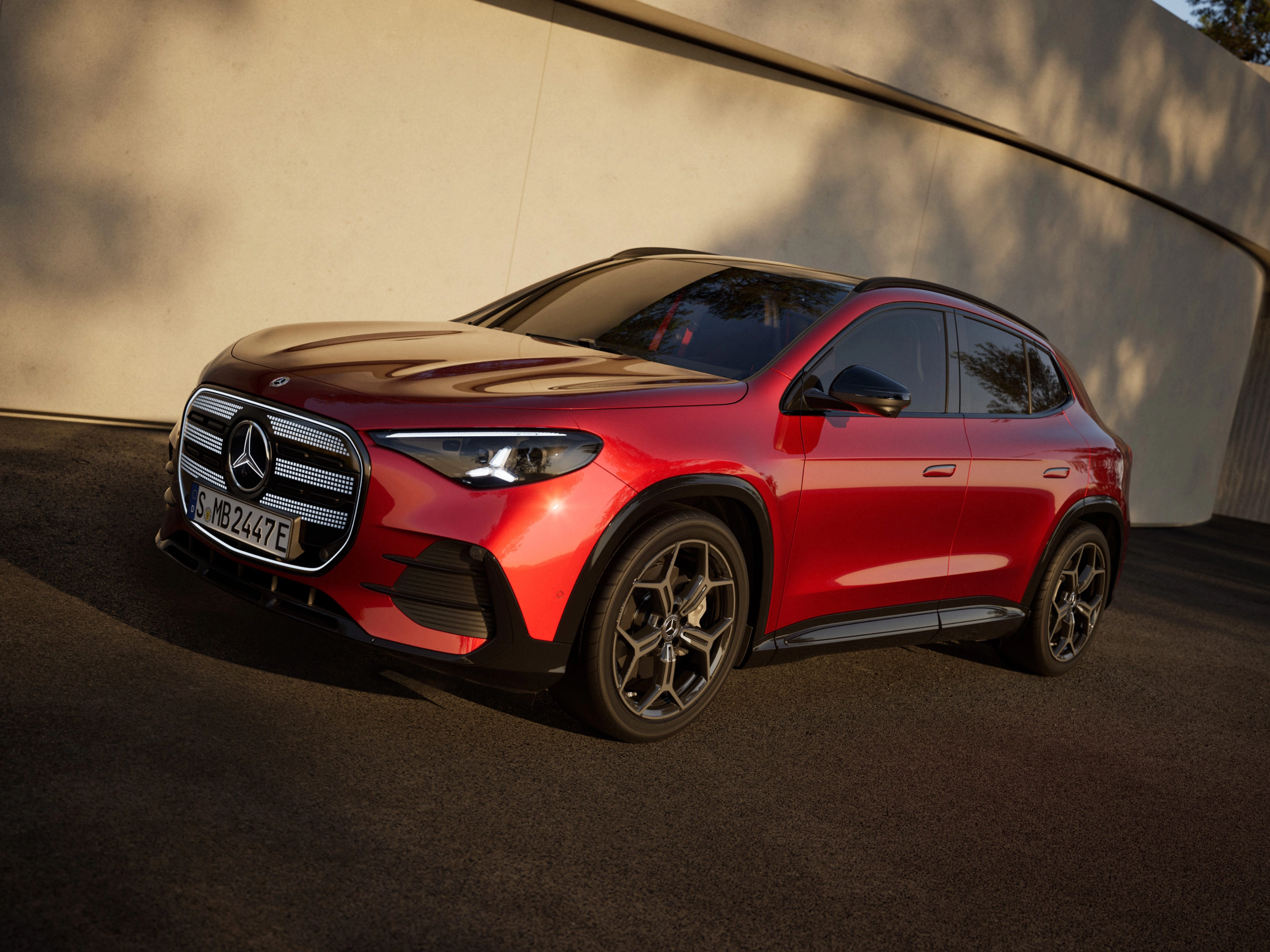 Roter Mercedes-Benz SUV neben einem Gebäude