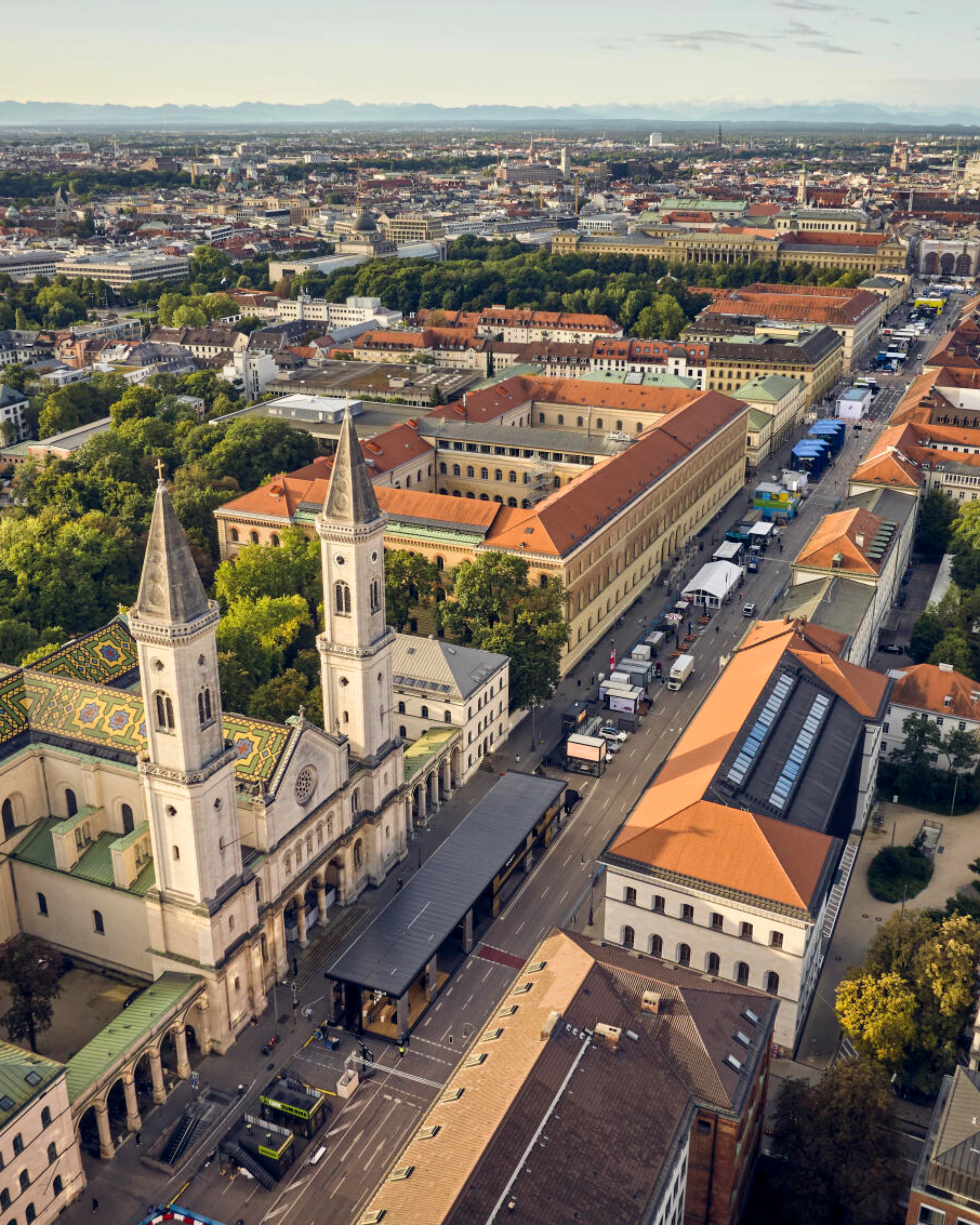 Luftaufnahme einer Stadt mit einer großen Kirche und einer langen Hauptstraße.