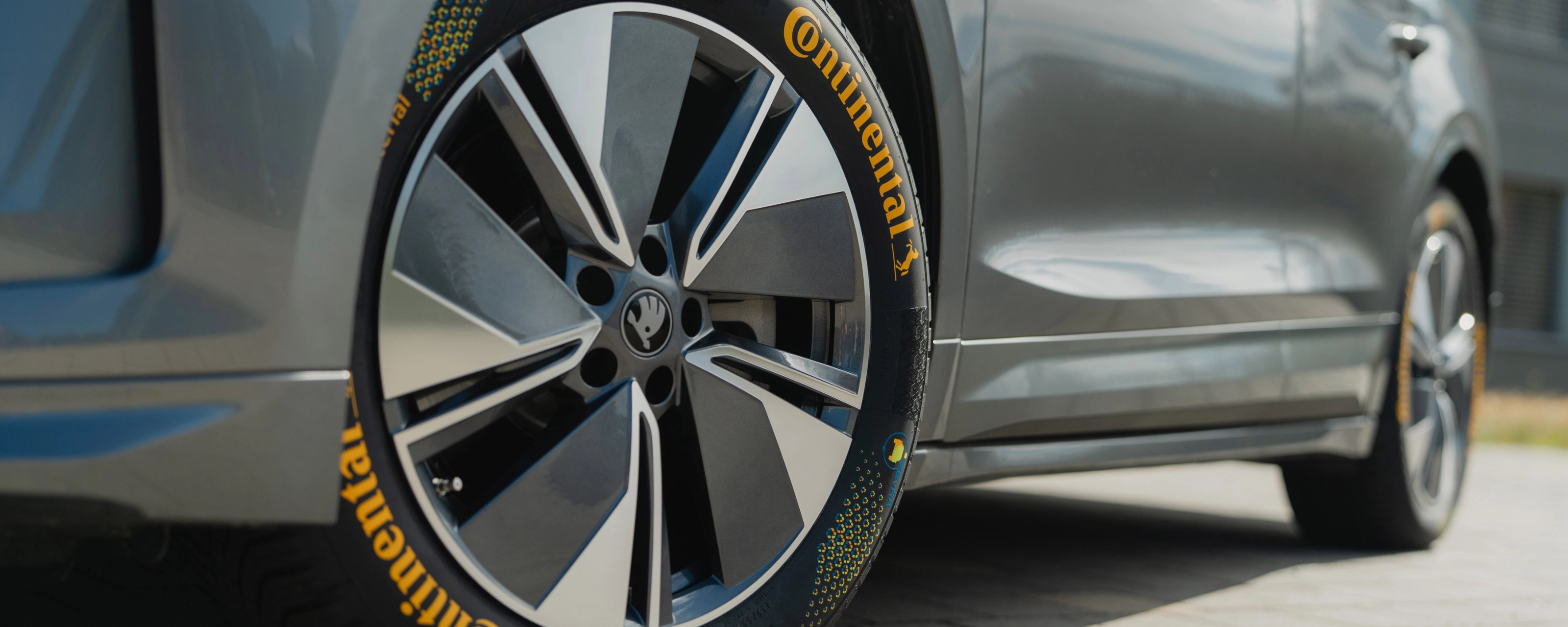 Continental Reifen mit farbigen Markierungen an einem Auto.