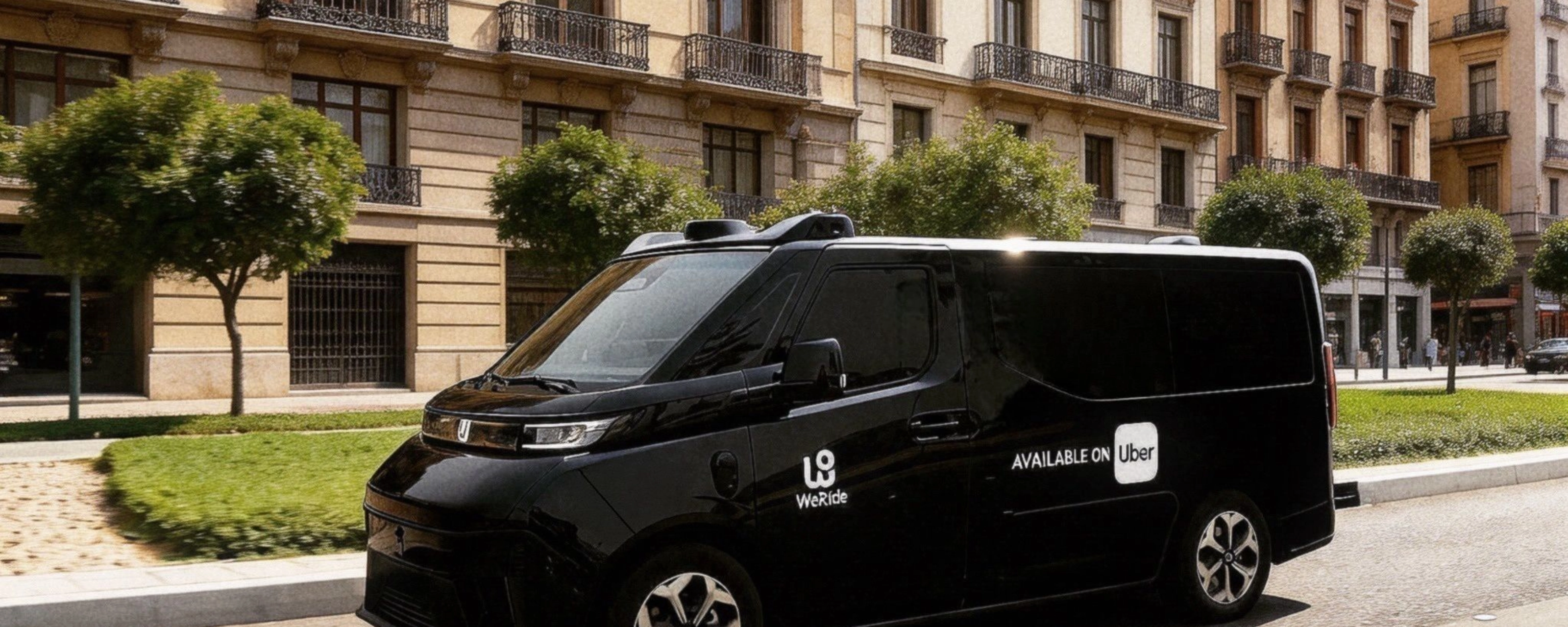 Schwarzer WeRide Van, verfügbar über Uber, fährt durch eine Stadtstraße.