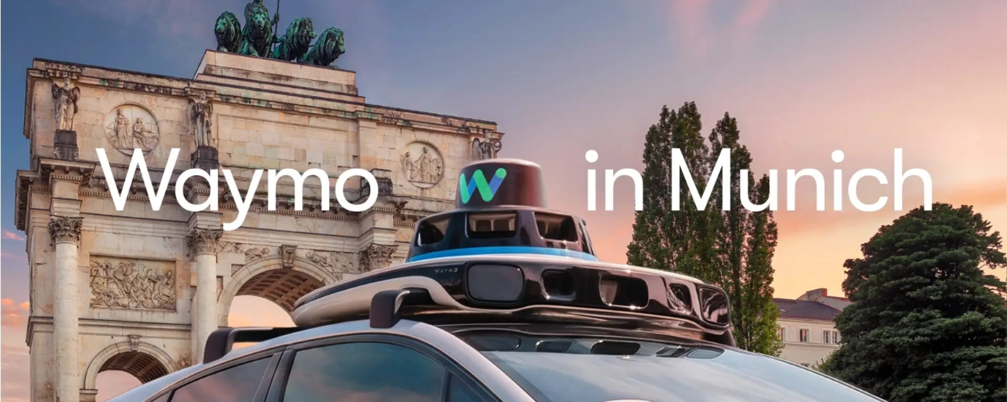 Autonomes Waymo Fahrzeug mit Dachsensoren vor einem Münchner Wahrzeichen.