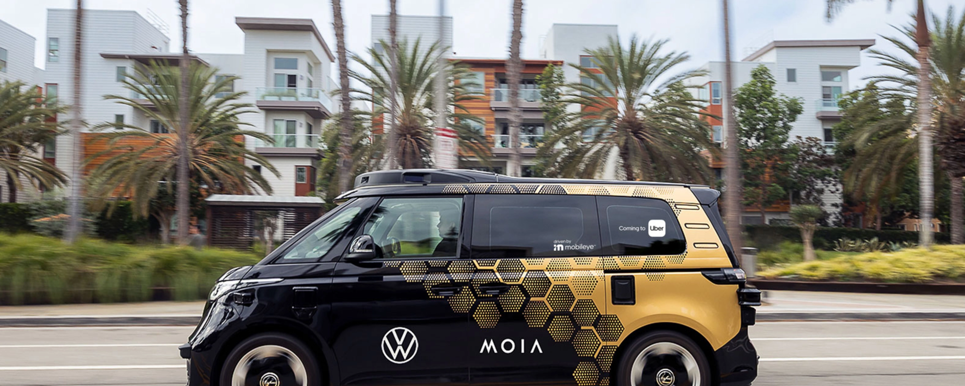 MOIA Elektro Shuttle fährt auf einer Straße mit Palmen