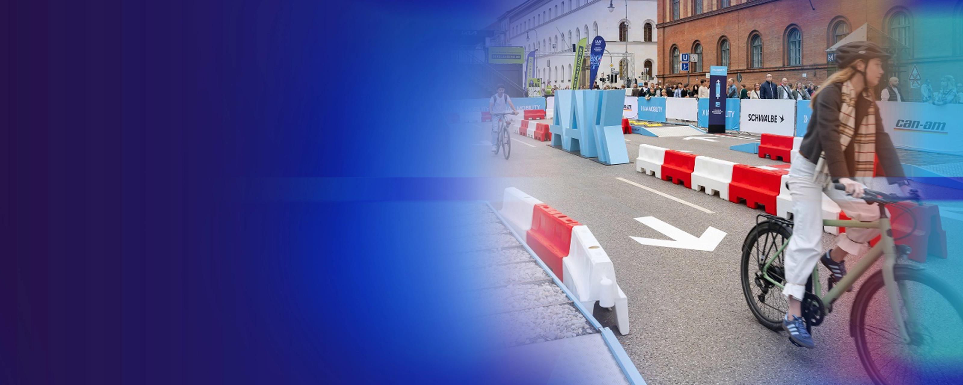 Werbebanner mit Radfahrer auf einem Testparcours im Freien.