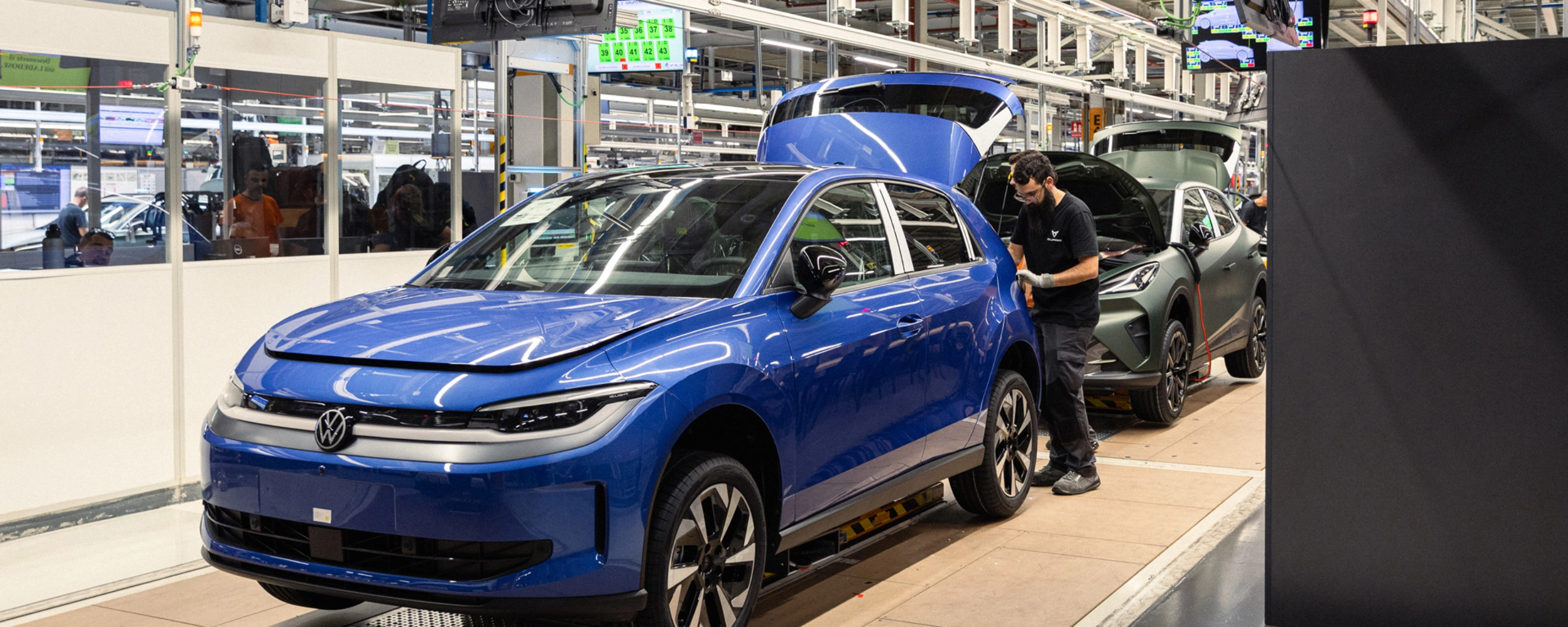 Volkswagen Fahrzeuge in automatisierter Fertigung im Werk.