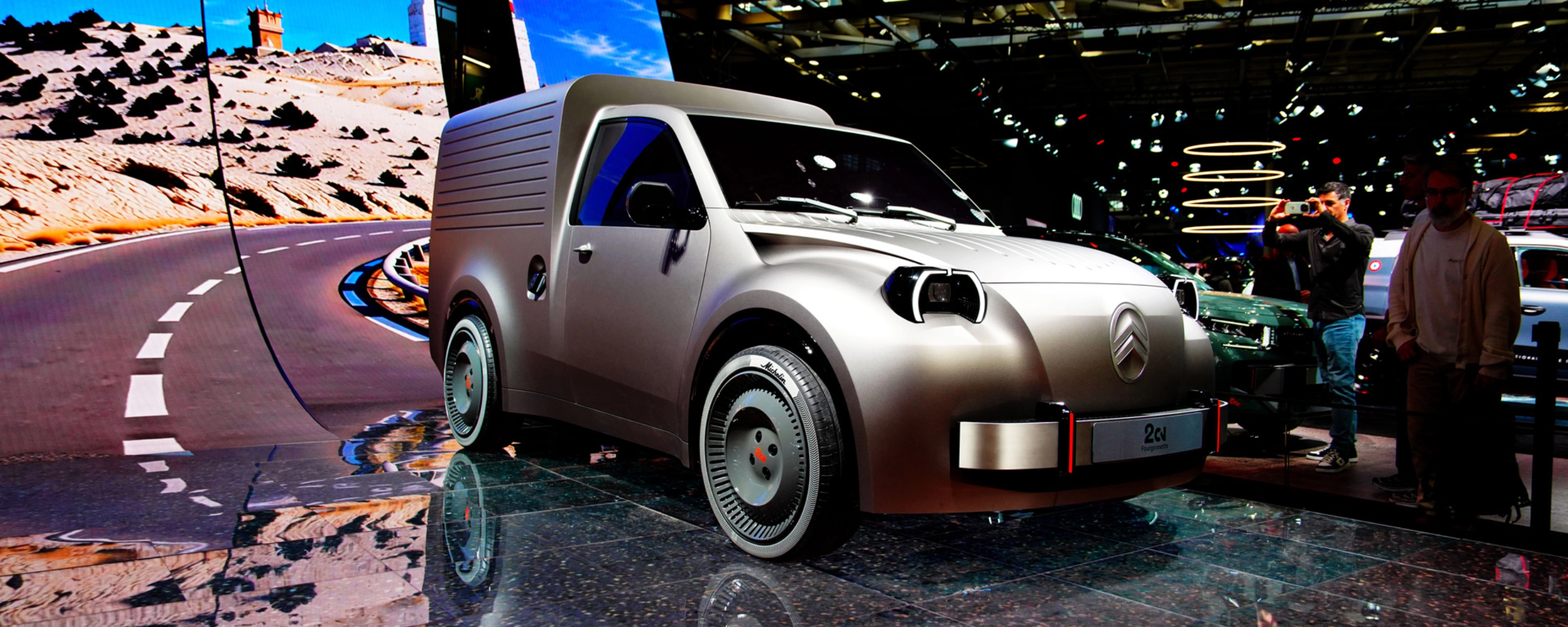 Citroën-Konzeptauto auf dem Pariser Autosalon mit Besuchern und einer Wüstenkulisse.