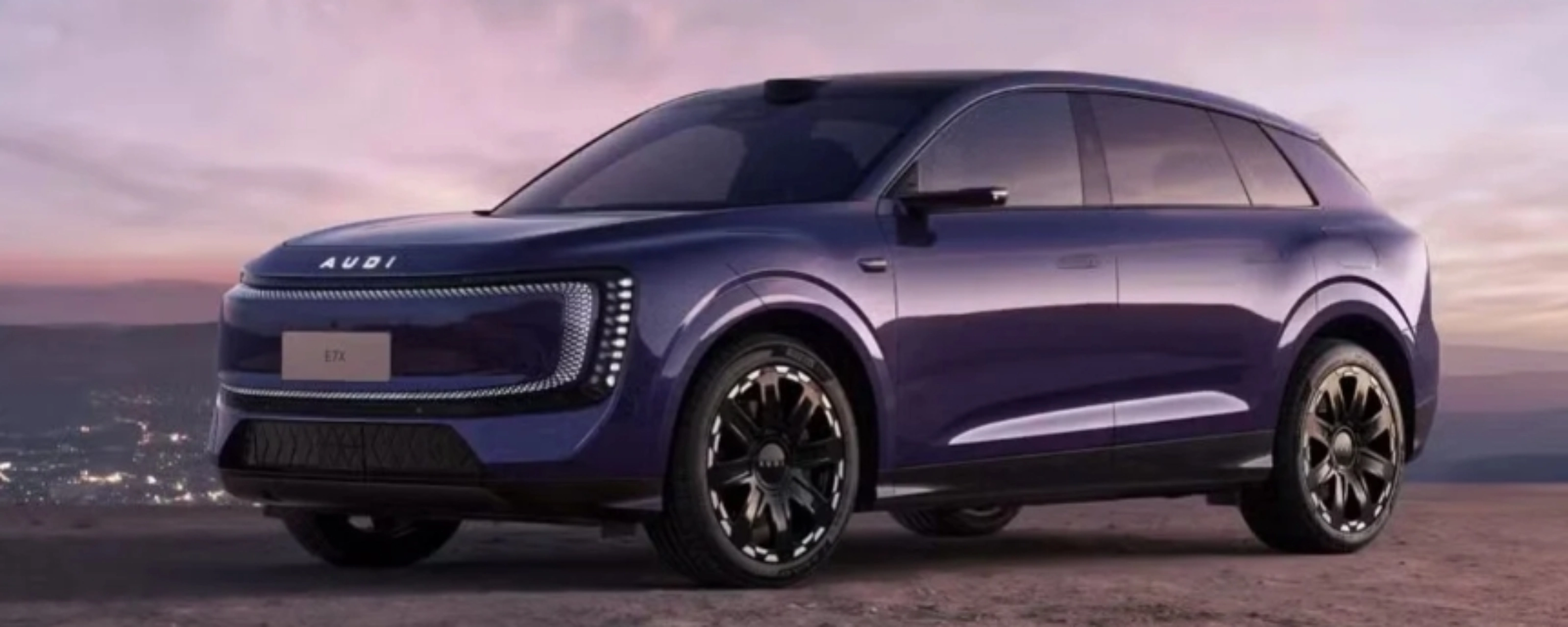 Violetter AUDI-SUV steht vor einer Küstenlandschaft.