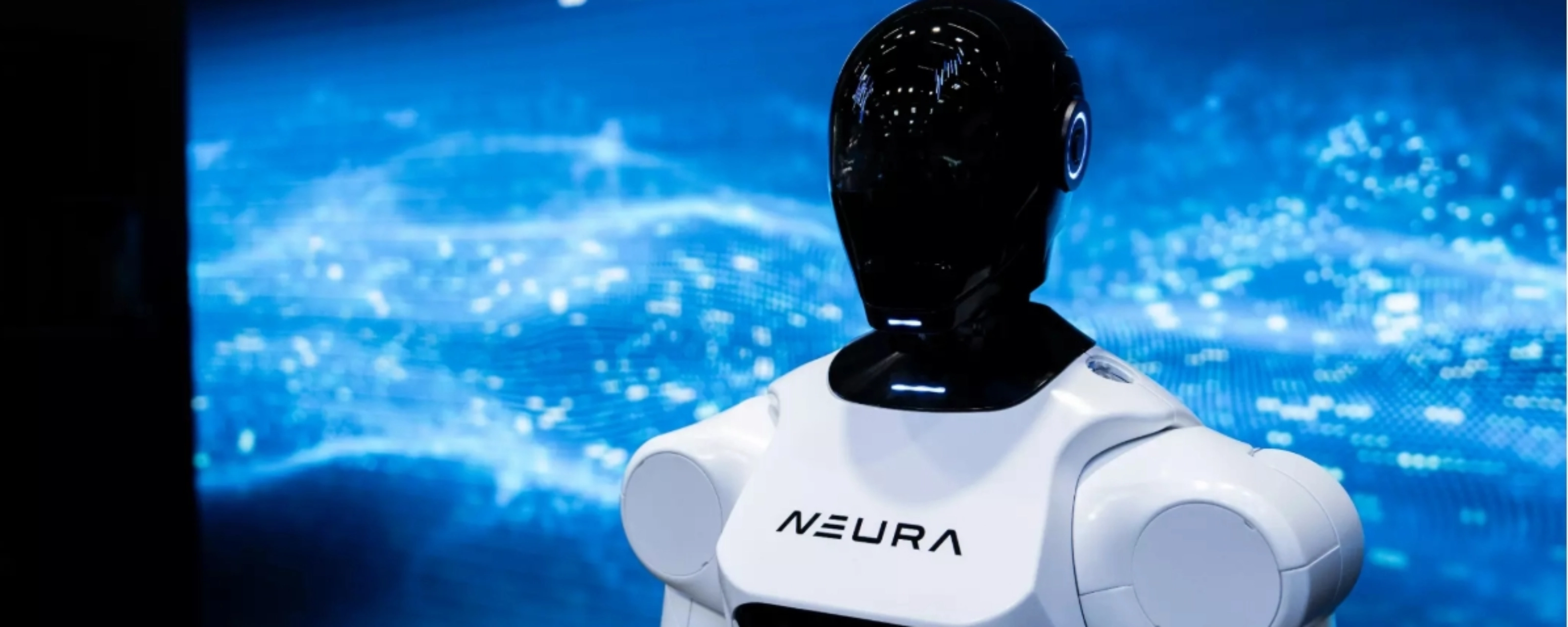 Humanoider Roboter mit schwarzem Kopf und weißem Körper vor NEURA-Logo und digitalem Hintergrund.