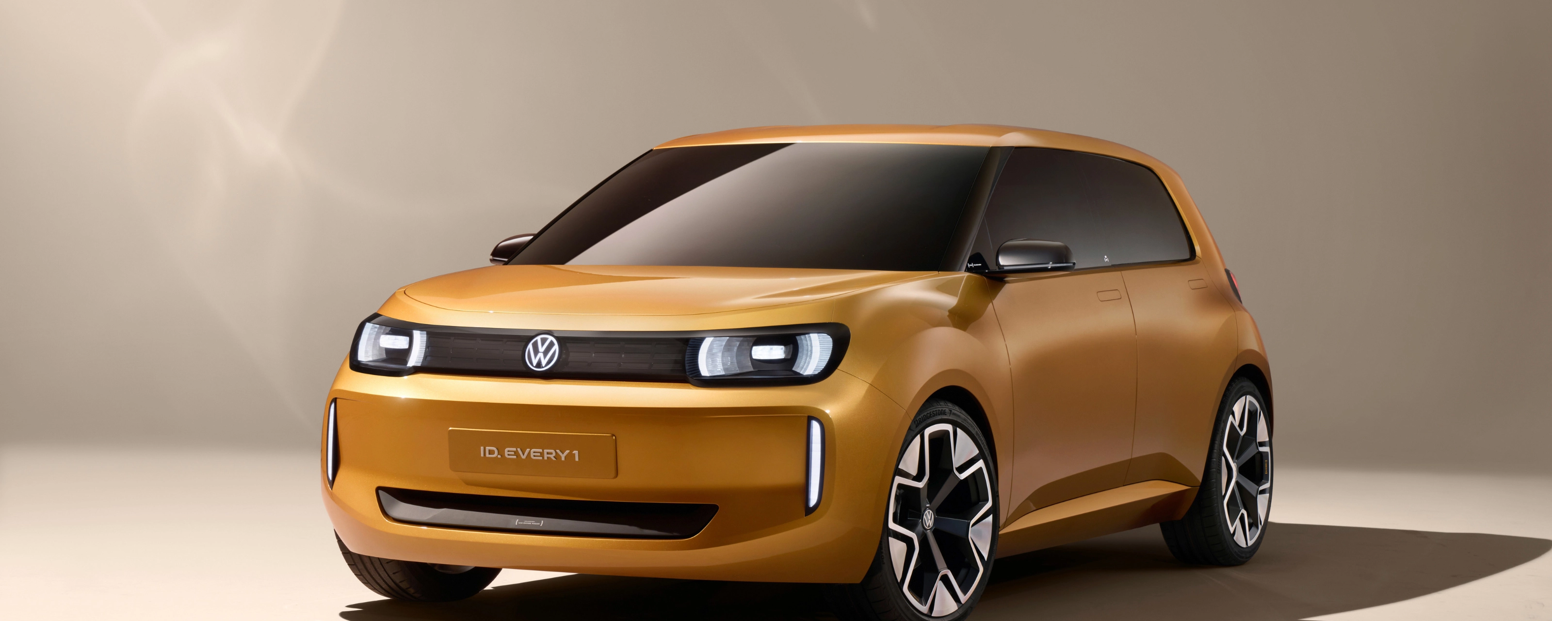 Volkswagen ID.2 Konzeptfahrzeug in Gelb, von vorn links im Studio gezeigt.