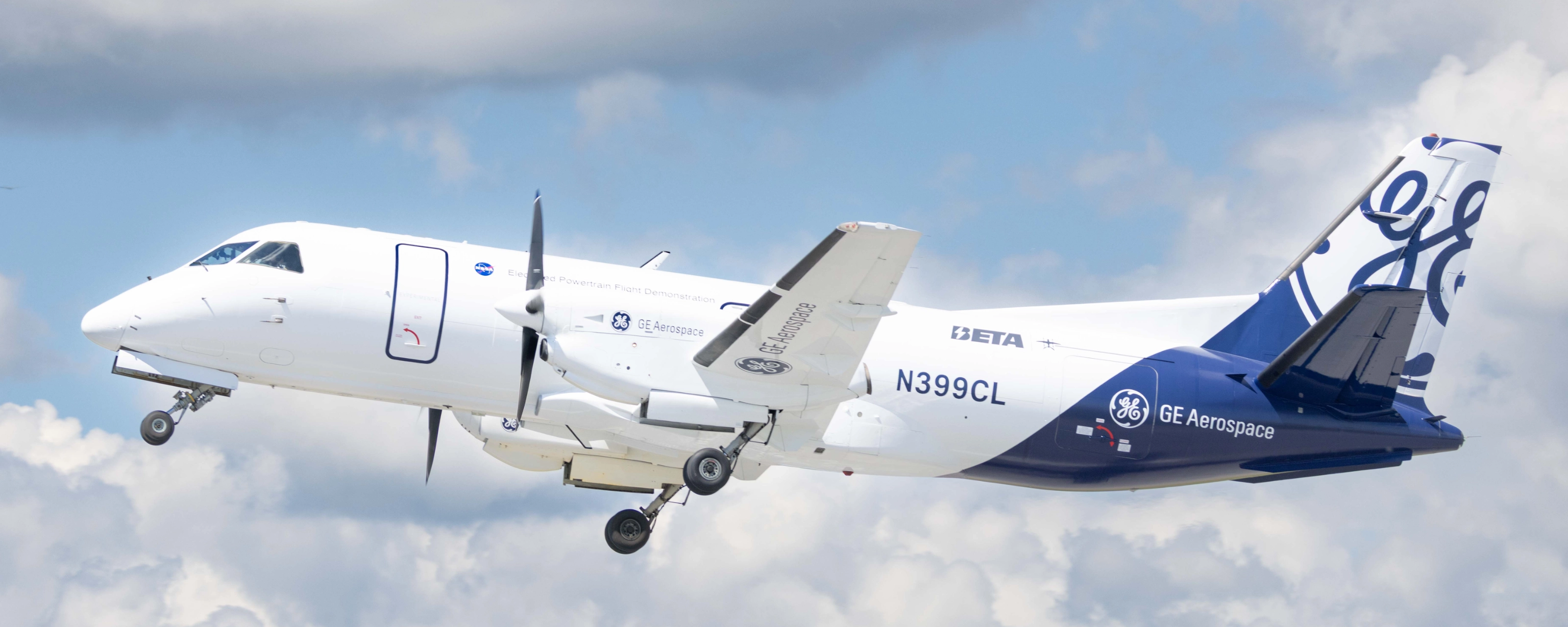 Elektroflugzeug von GE Aerospace im Flug mit ausgefahrenem Fahrwerk