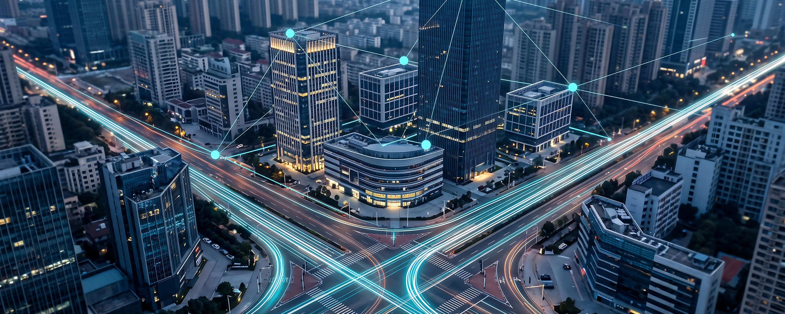 Smart City mit vernetzten Hochhäusern, digitalen Netzwerken und beleuchteten Verkehrswegen.