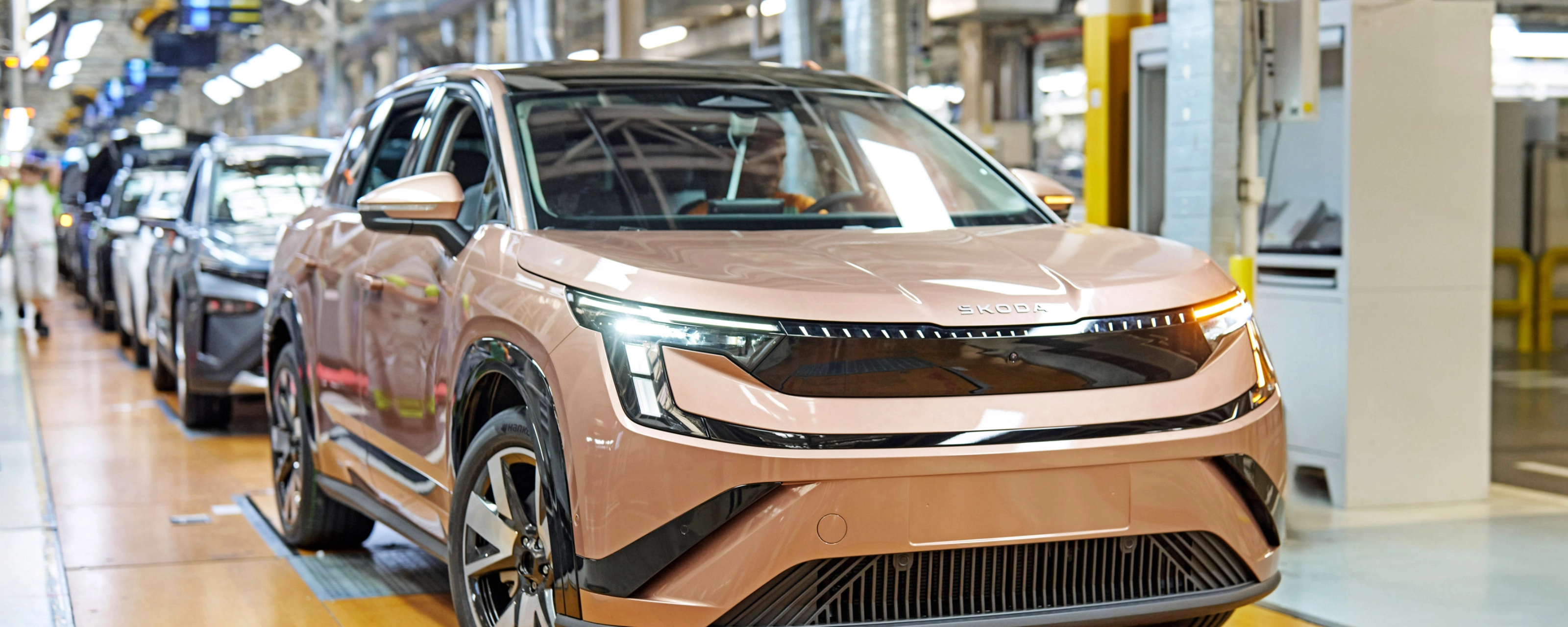 Škoda-Fahrzeuge auf einer Produktionslinie in einer Autofabrik.