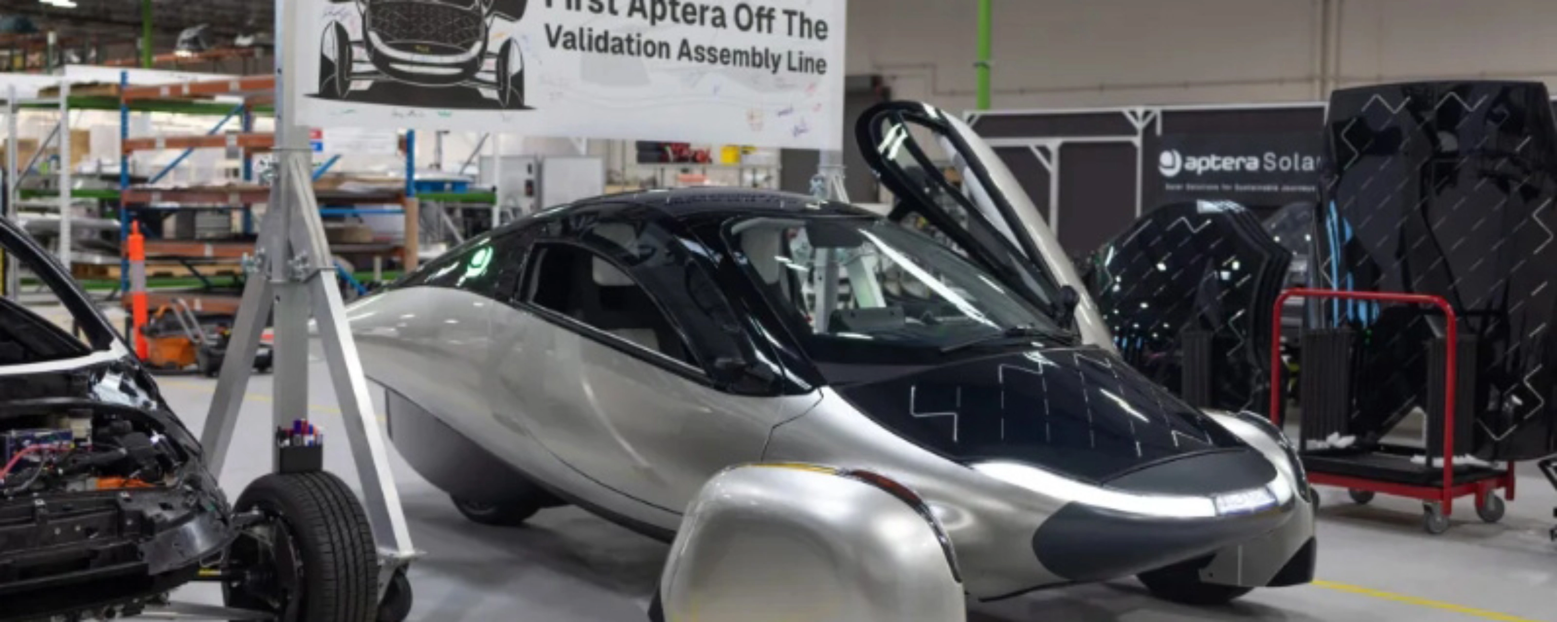 Aptera Solar-Elektrofahrzeug auf einer Montagelinie in einer Fabrik.