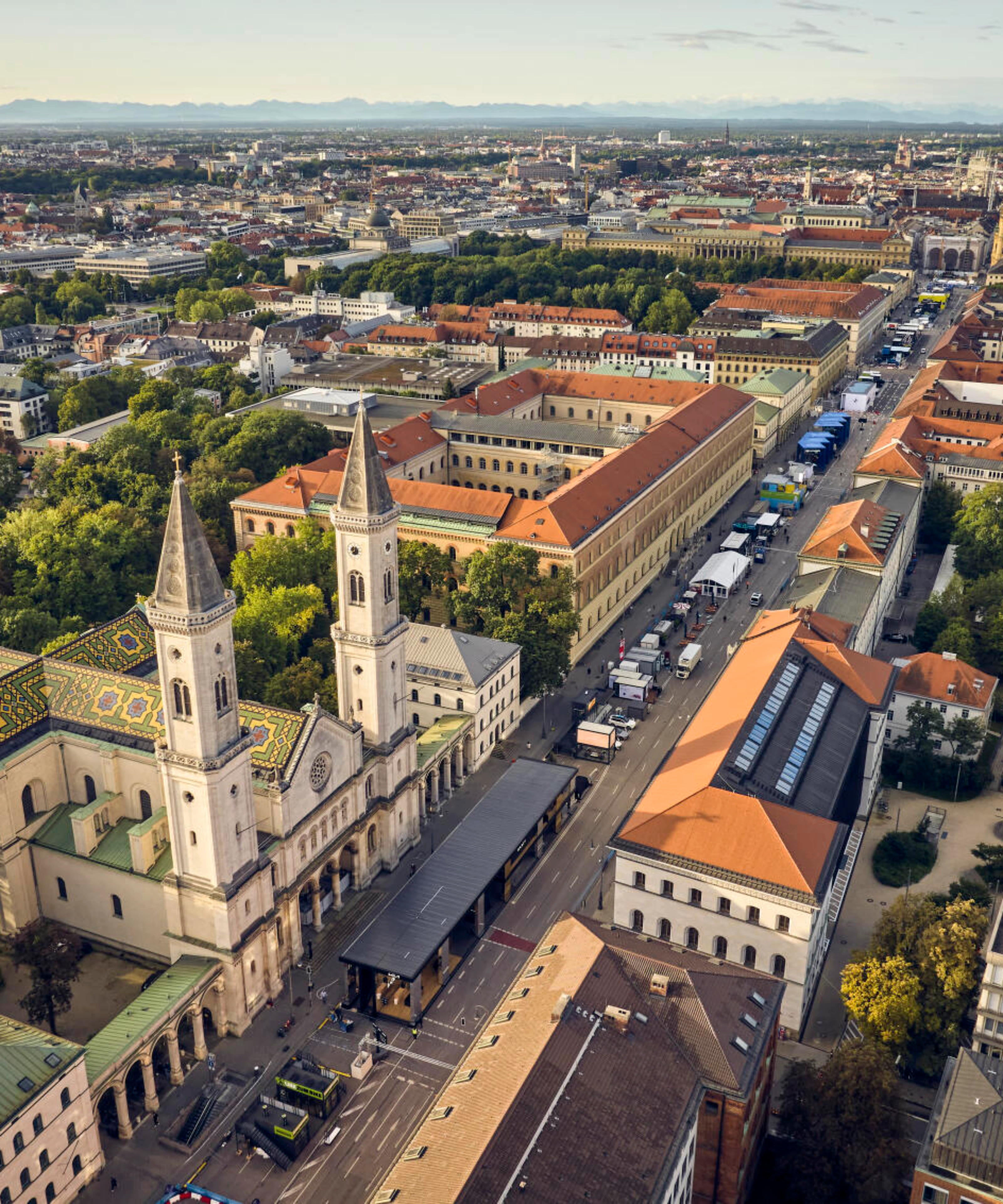 Luftaufnahme einer Stadt mit einer großen Kirche und einer langen Hauptstraße.