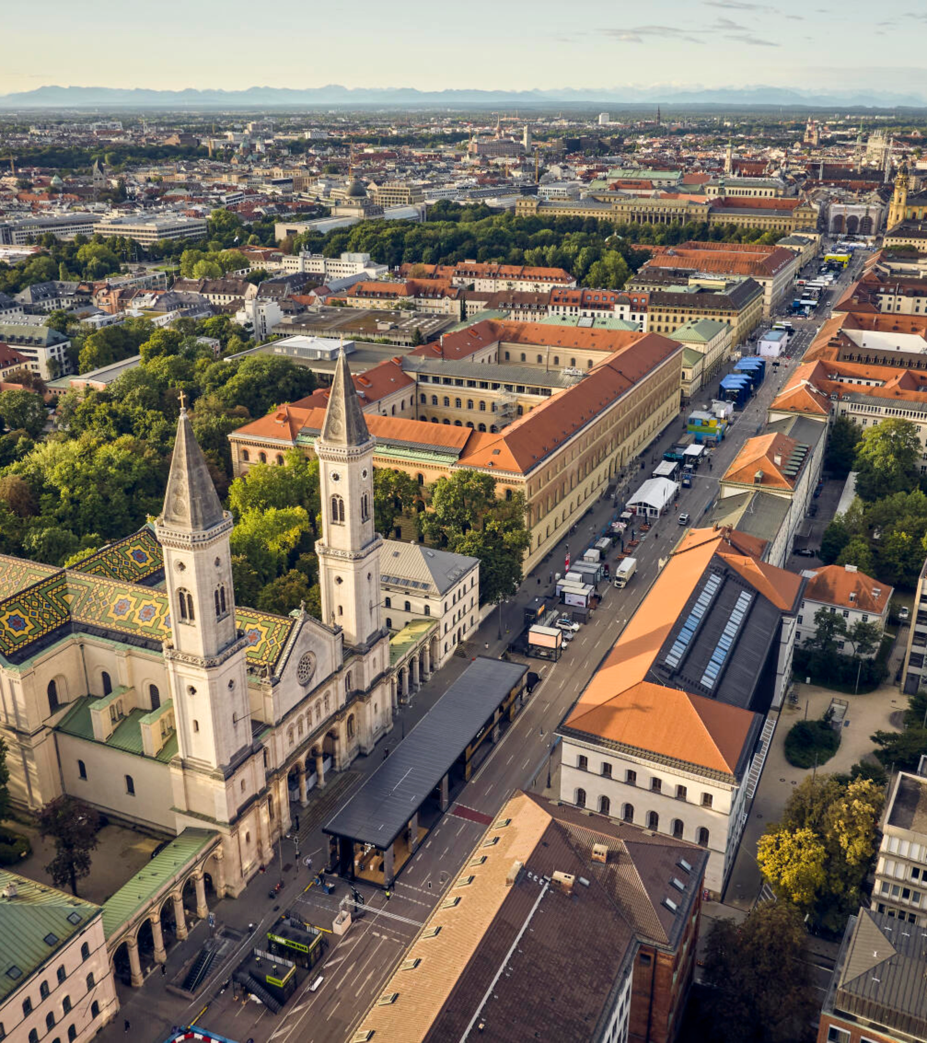 Luftaufnahme einer Stadt mit einer großen Kirche und einer langen Hauptstraße.