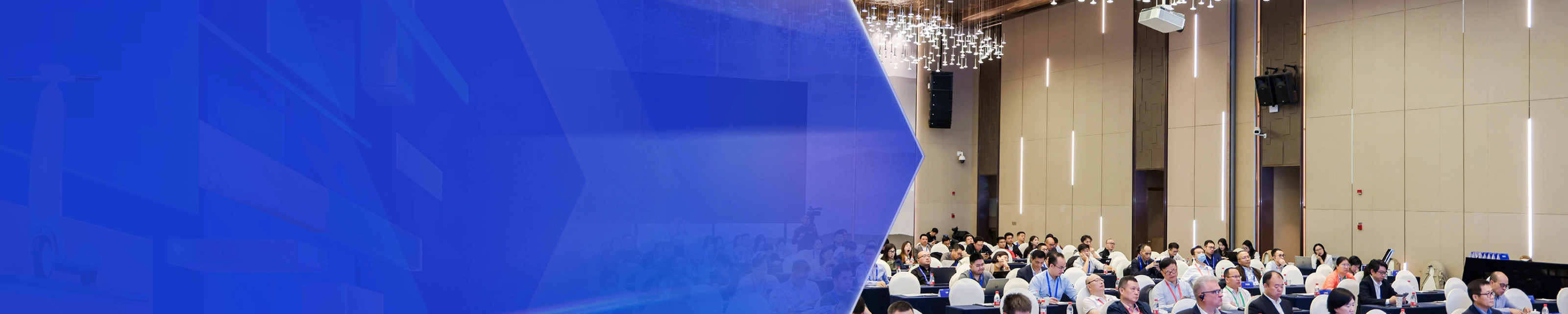 Konferenzraum mit vielen Teilnehmenden bei einer Veranstaltung der Automobilindustrie.