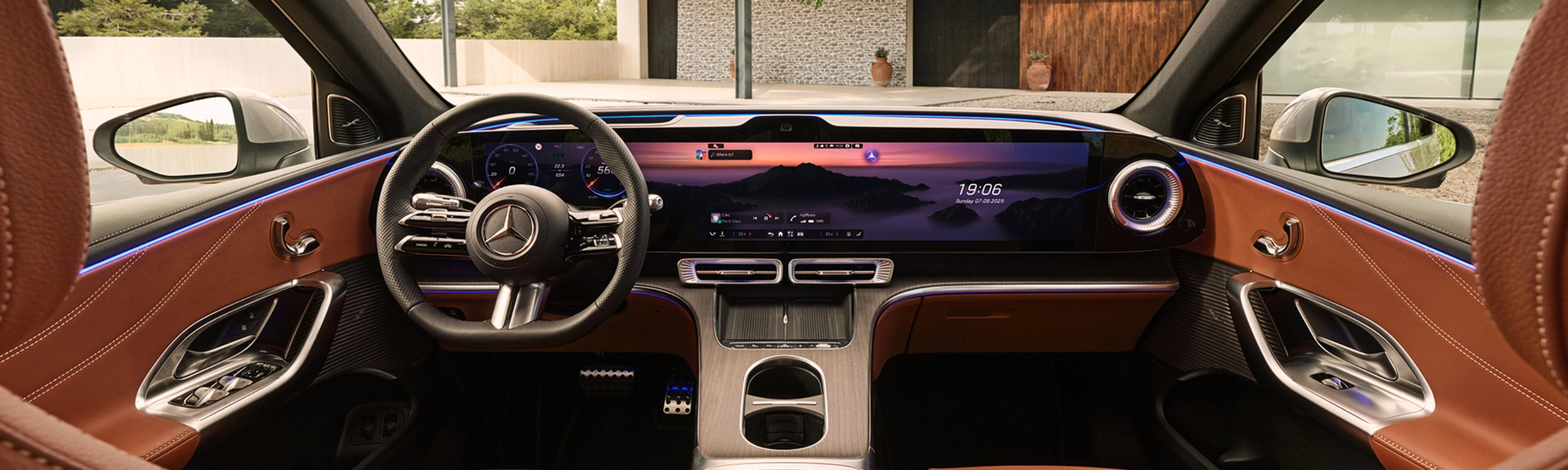 Luxuriöses Autocockpit mit digitalen Anzeigen, Ledersitzen und breiten Displays.