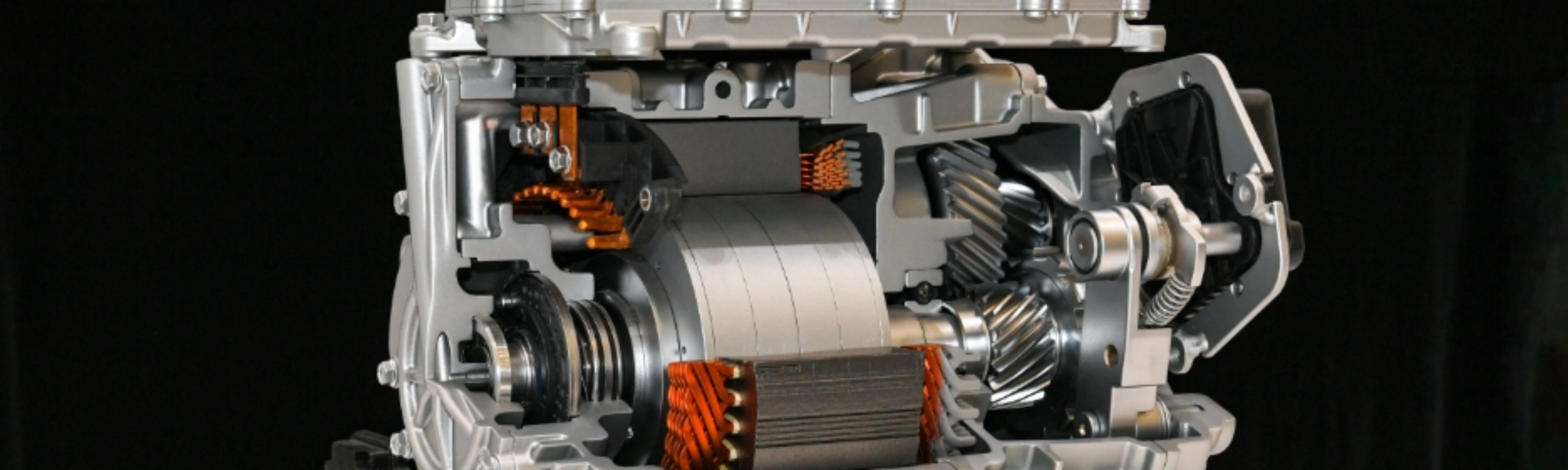 Schnittmodell eines Elektromotors mit sichtbaren Spulen und Zahnrädern.
