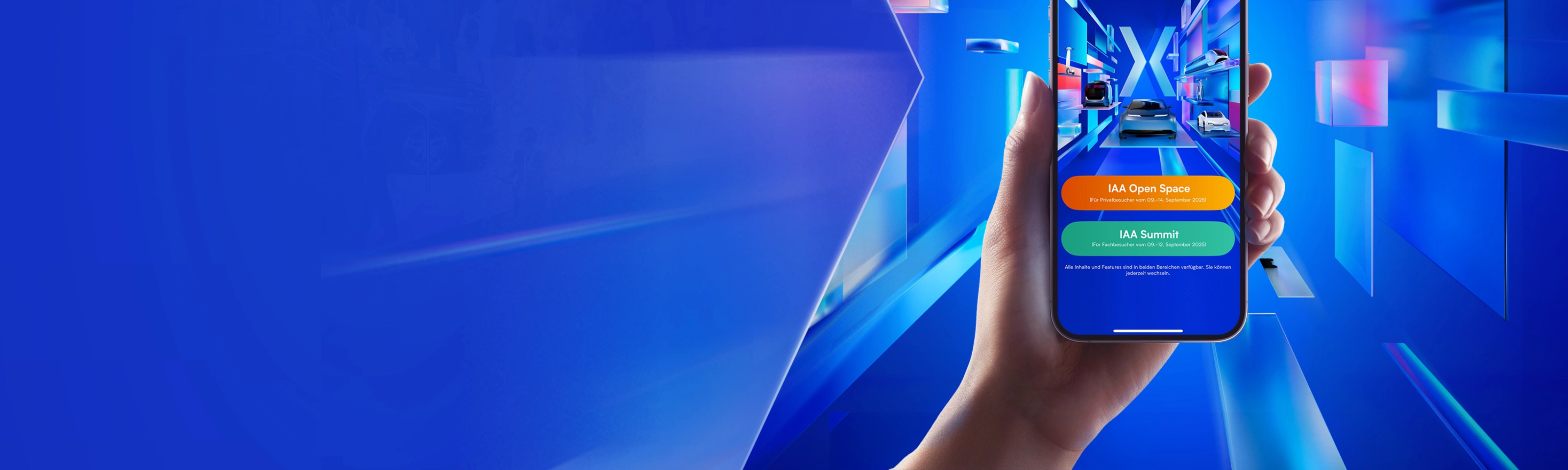 Eine Hand hält ein Smartphone mit einer Auto-Event-App und Autos auf einem futuristischen Bildschirm.
