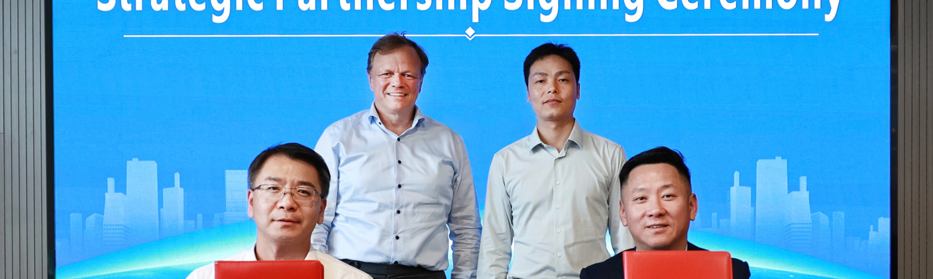 Vertreter von Schaeffler und CATL bei der Unterzeichnung einer strategischen Partnerschaft.
