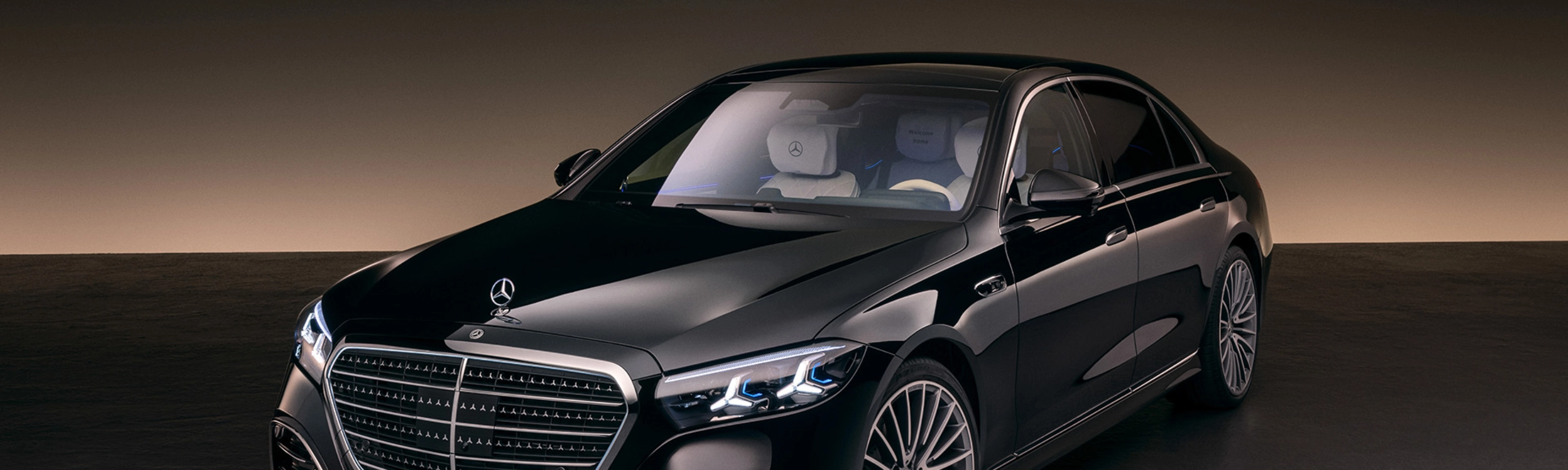 Eine schwarze Luxuslimousine der Mercedes-Benz S-Klasse steht im Studio mit weicher Beleuchtung.
