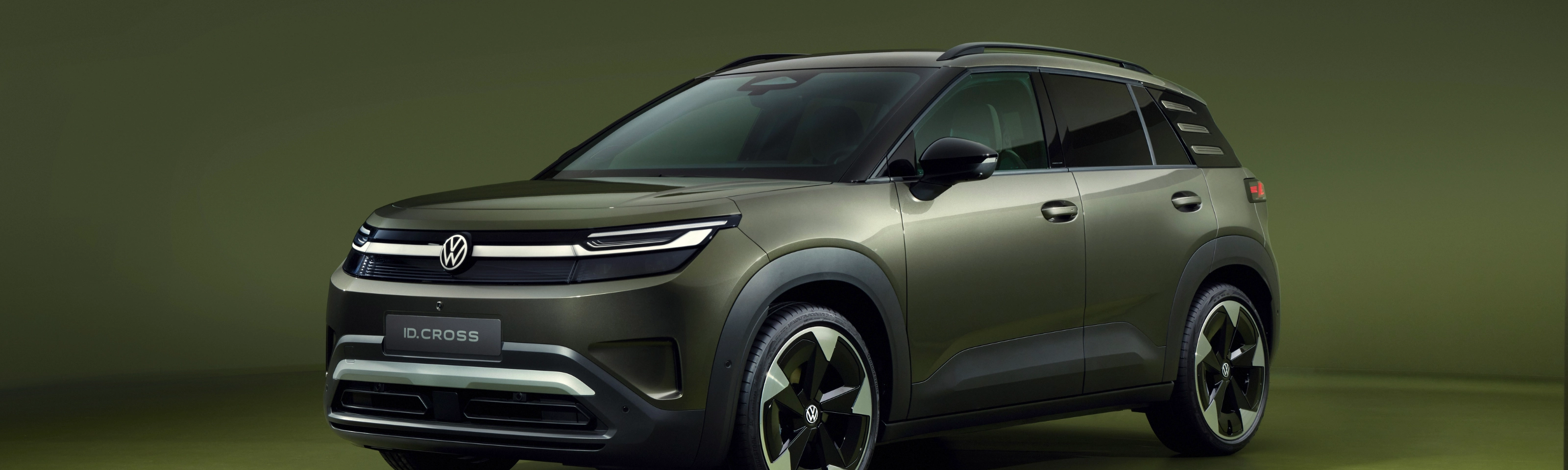 Volkswagen ID. Cross Kompakt-SUV in Frontalansicht schräg von vorn im Studio.