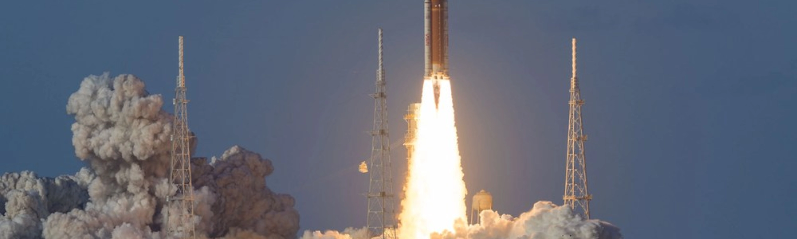 Raketenstart mit Flammen und Rauch von der Startrampe.