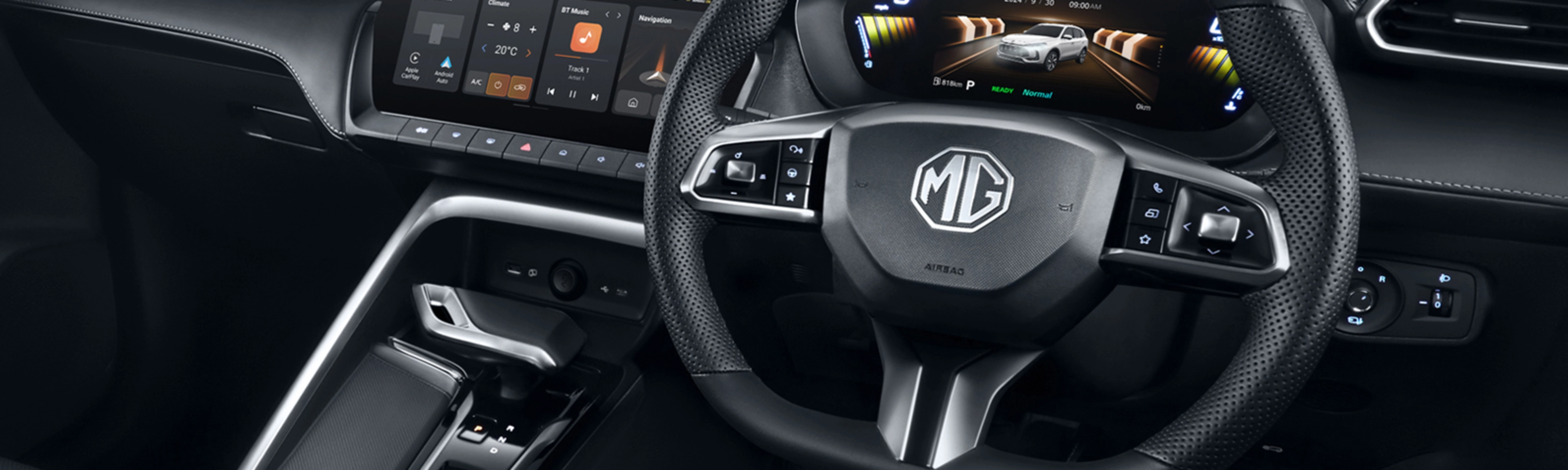 Innenraum eines MG Fahrzeugs mit digitalem Cockpit, Lenkrad und zentralem Touchscreen.