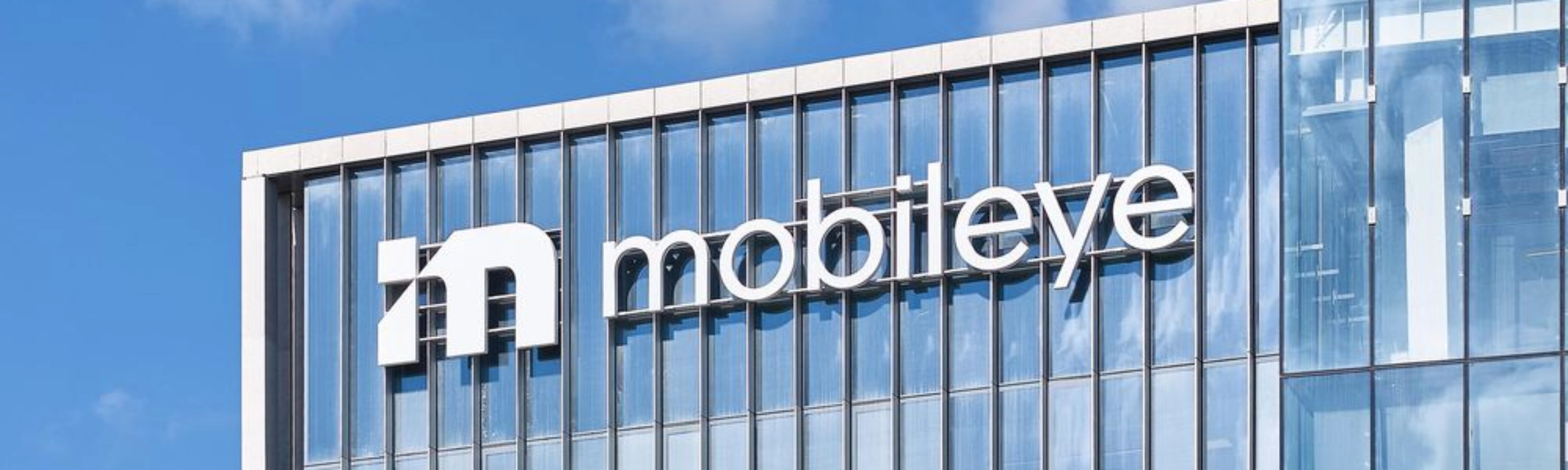 Mobileye-Logo an der Fassade eines modernen Bürogebäudes.
