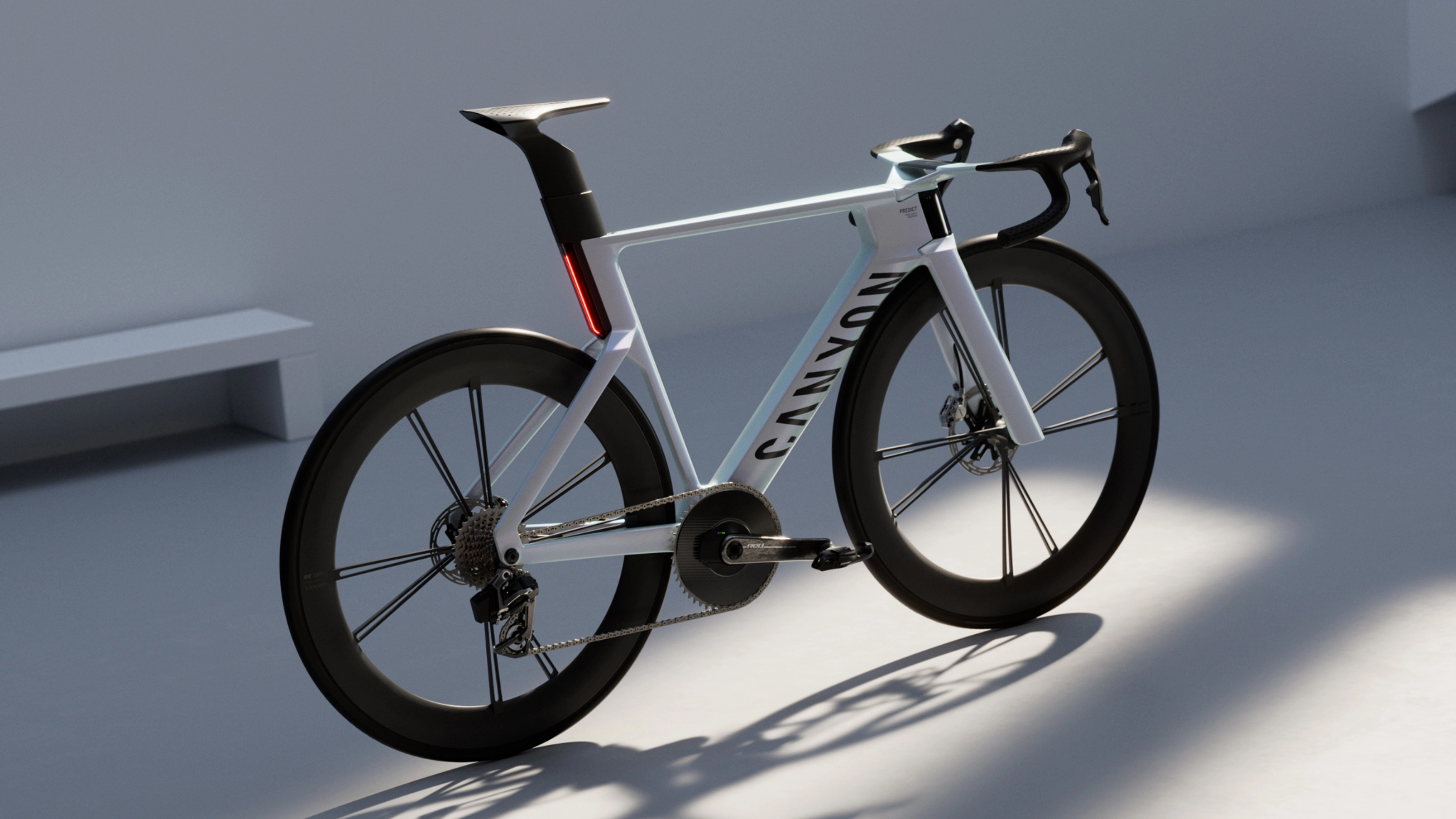 Schräge Heckansicht eines Canyon Rennrads mit aerodynamischem Rahmen.