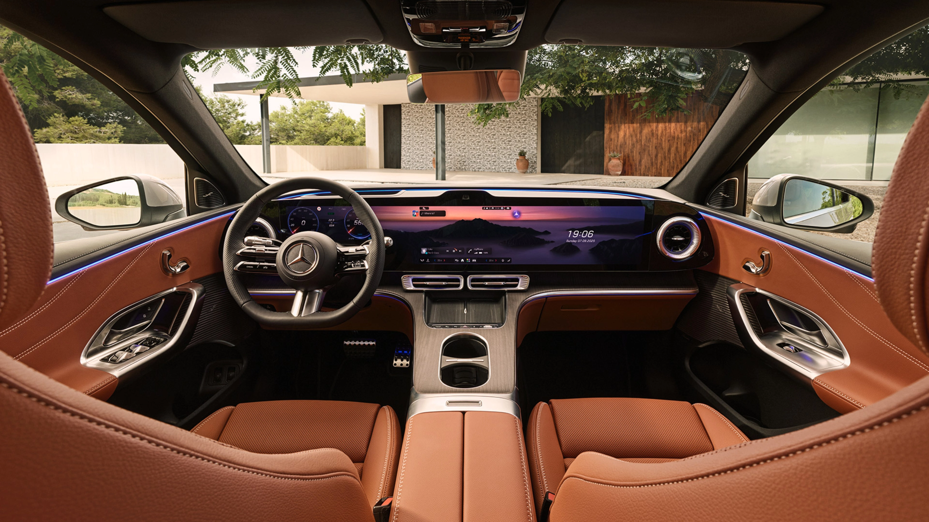 Luxuriöses Autocockpit mit digitalen Anzeigen, Ledersitzen und breiten Displays.