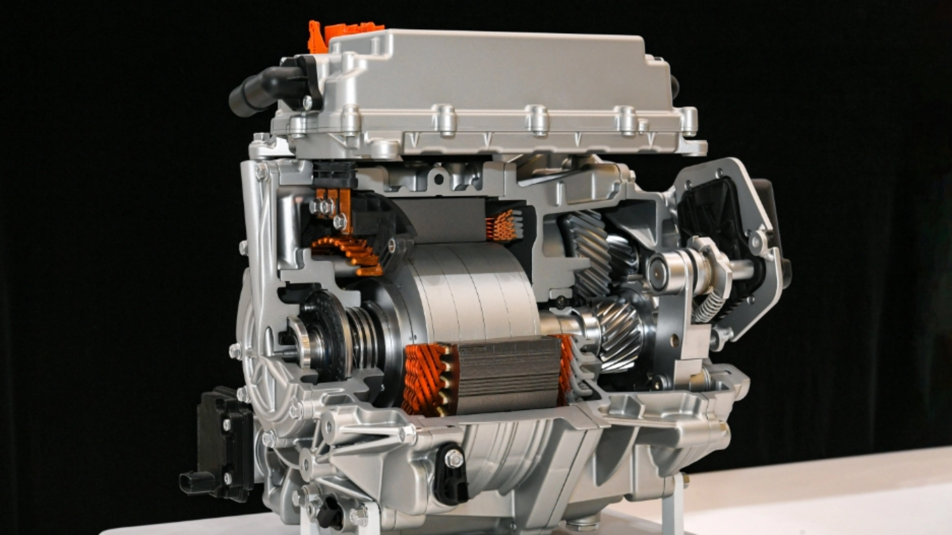 Schnittmodell eines Elektromotors mit sichtbaren Spulen und Zahnrädern.