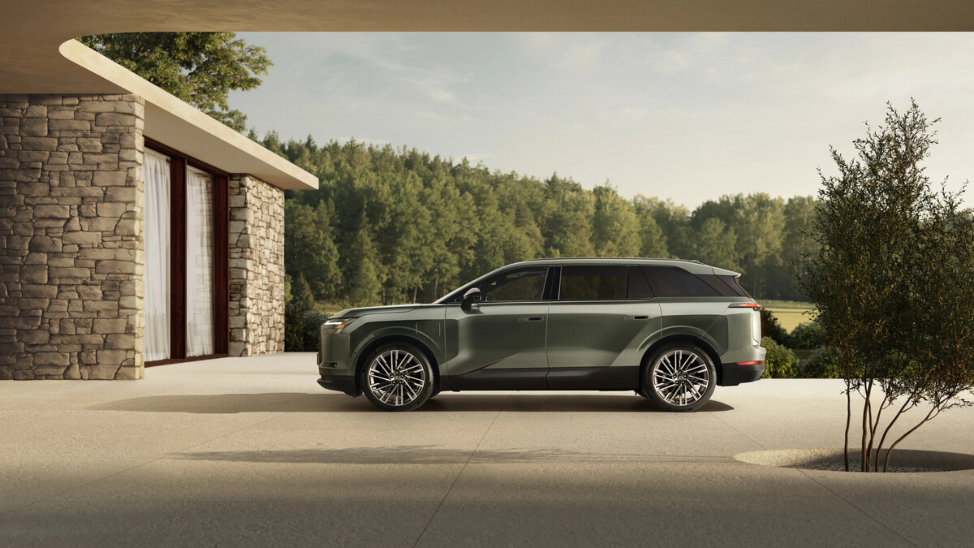 Grünes Toyota Elektro-SUV neben modernem Steinhaus geparkt.