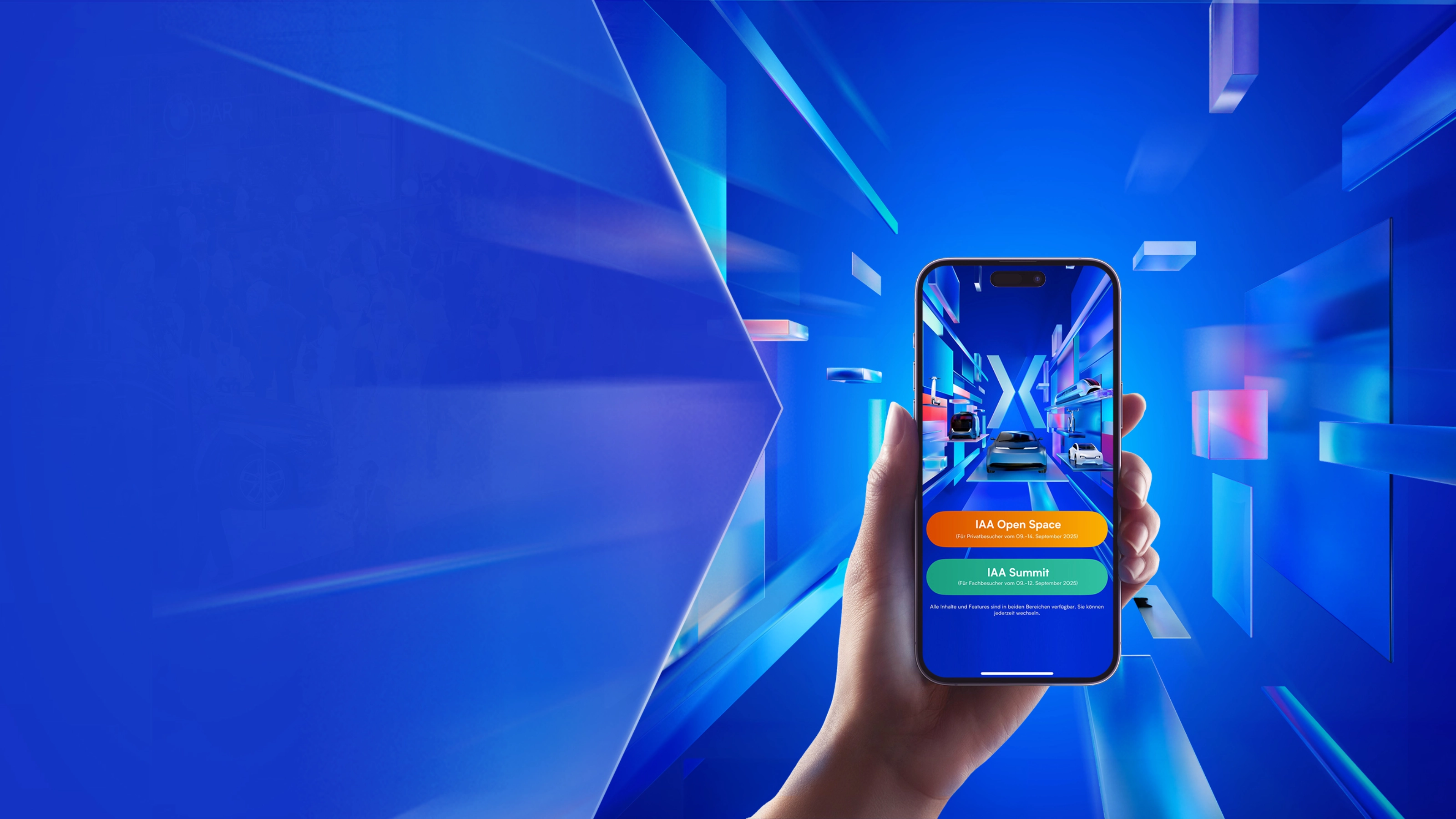 Eine Hand hält ein Smartphone mit einer Auto-Event-App und Autos auf einem futuristischen Bildschirm.
