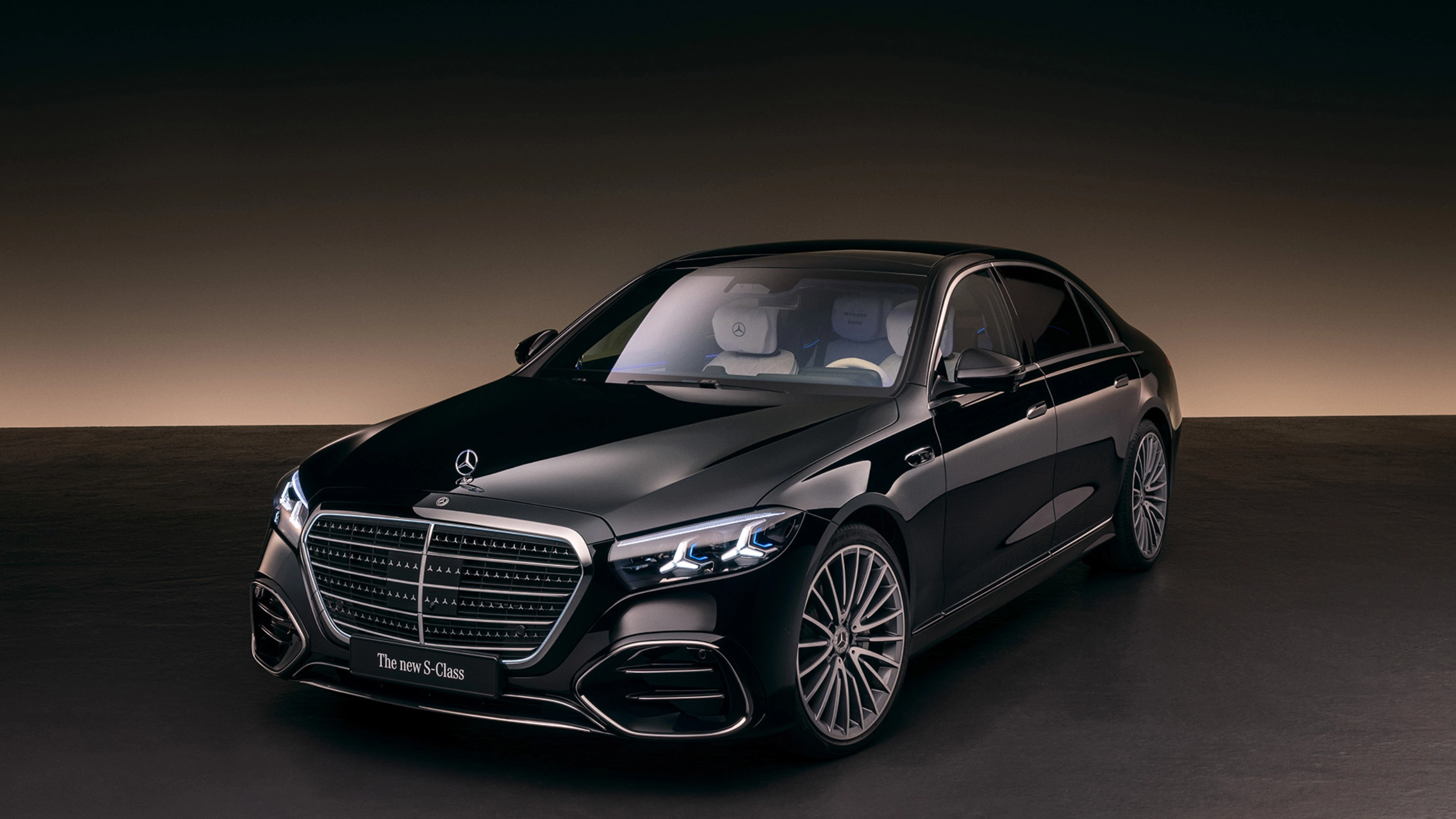 Eine schwarze Luxuslimousine der Mercedes-Benz S-Klasse steht im Studio mit weicher Beleuchtung.
