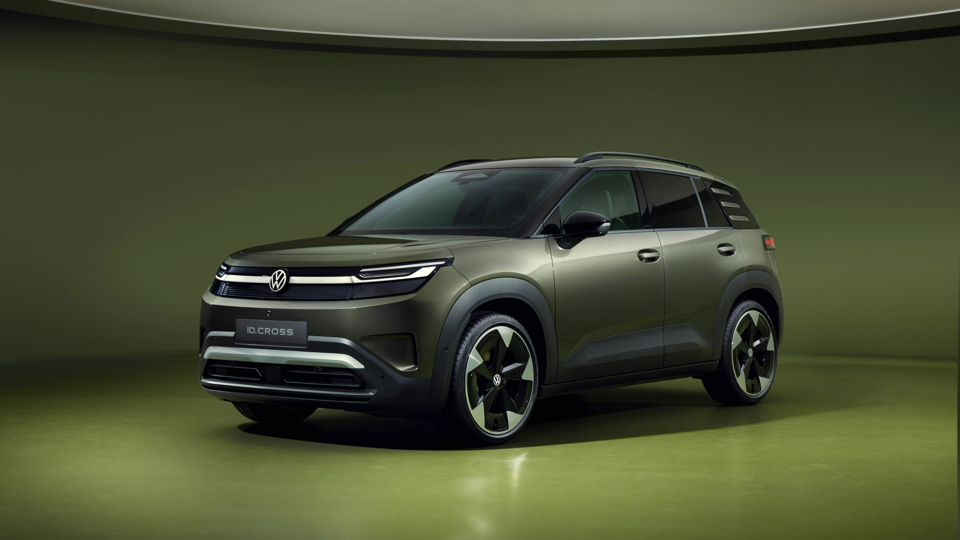 Volkswagen ID. Cross Kompakt-SUV in Frontalansicht schräg von vorn im Studio.