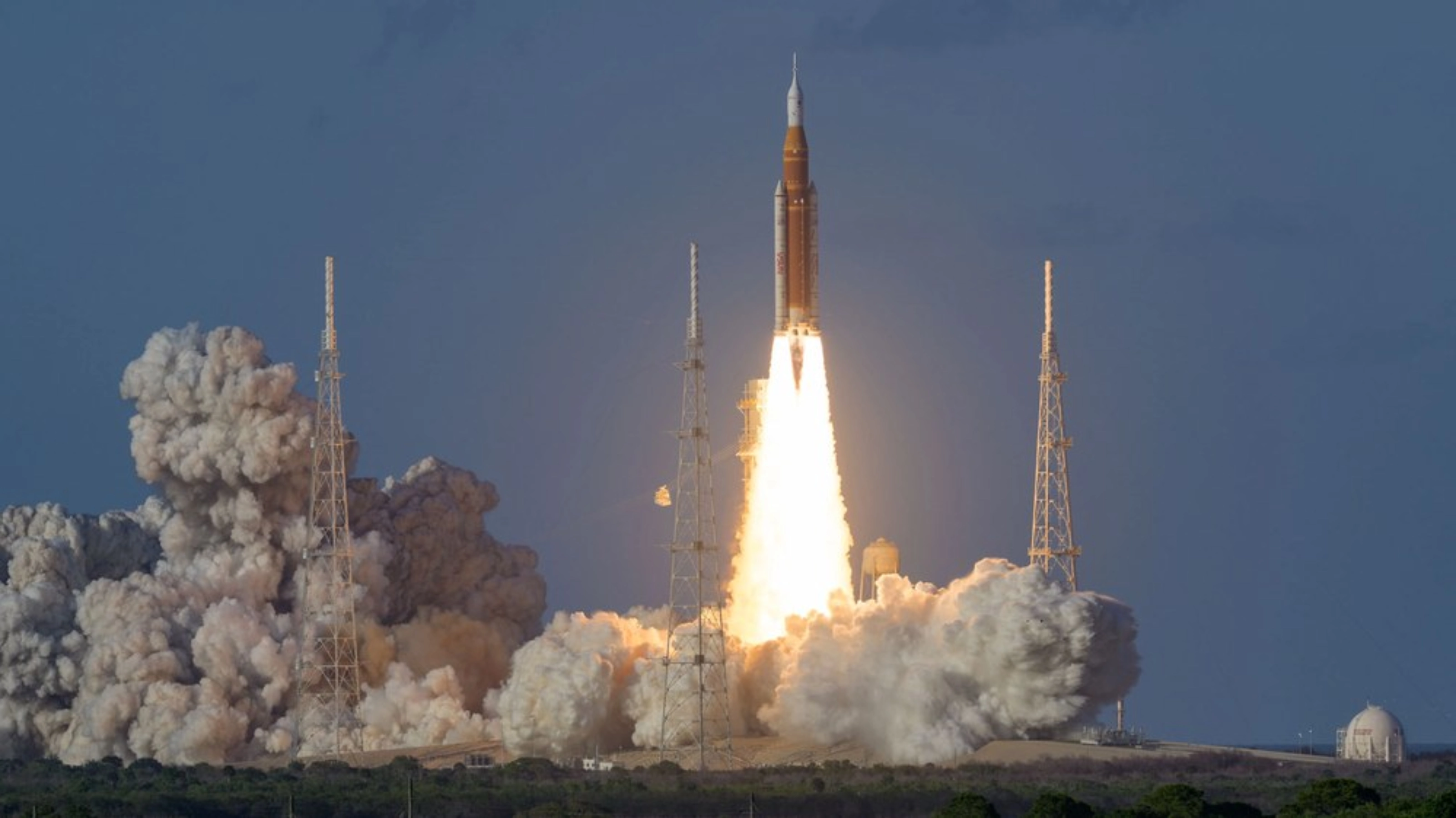 Raketenstart mit Flammen und Rauch von der Startrampe.