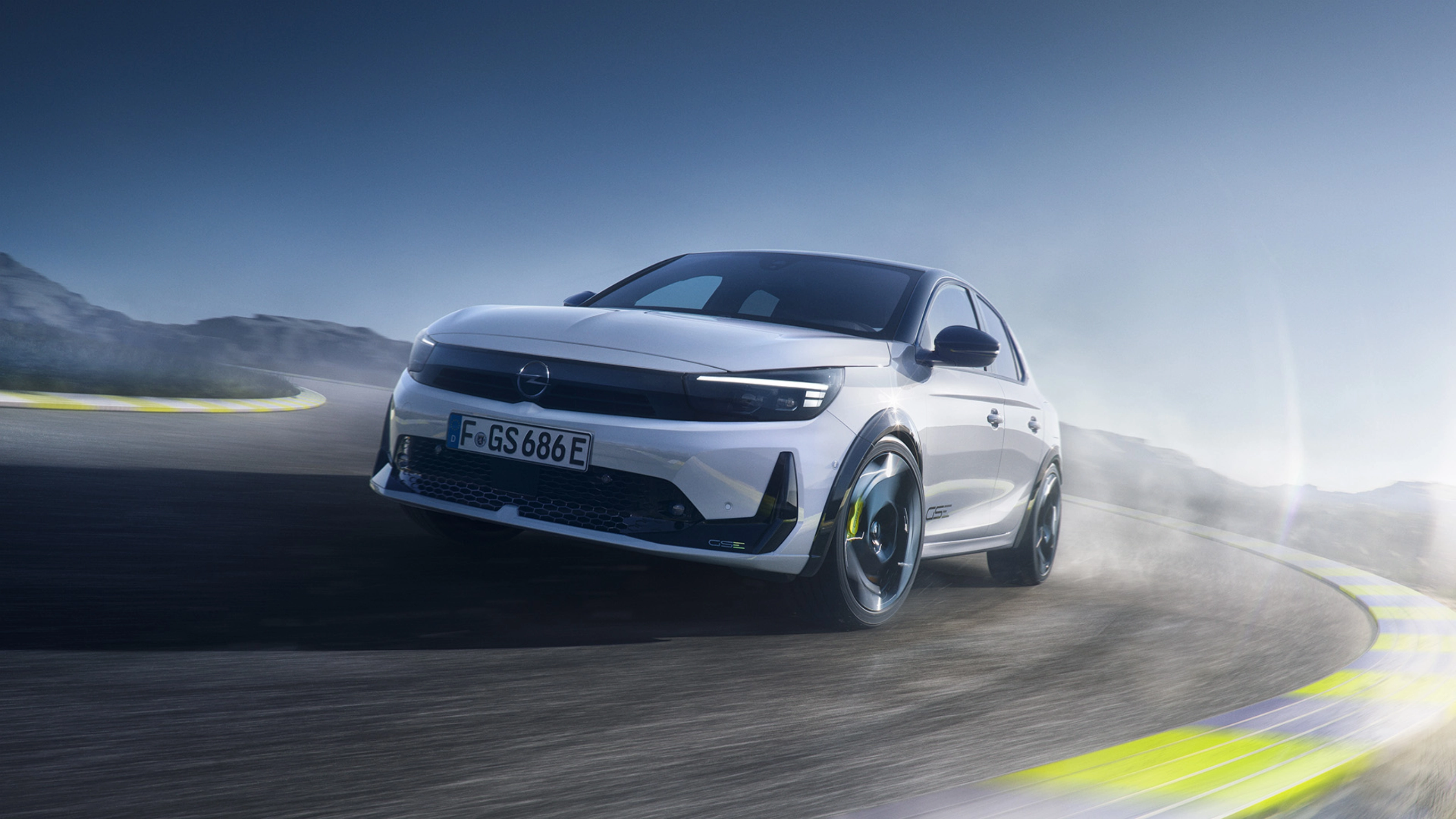 Opel GS Elektroauto fährt schnell in einer Kurve auf einer Rennstrecke.