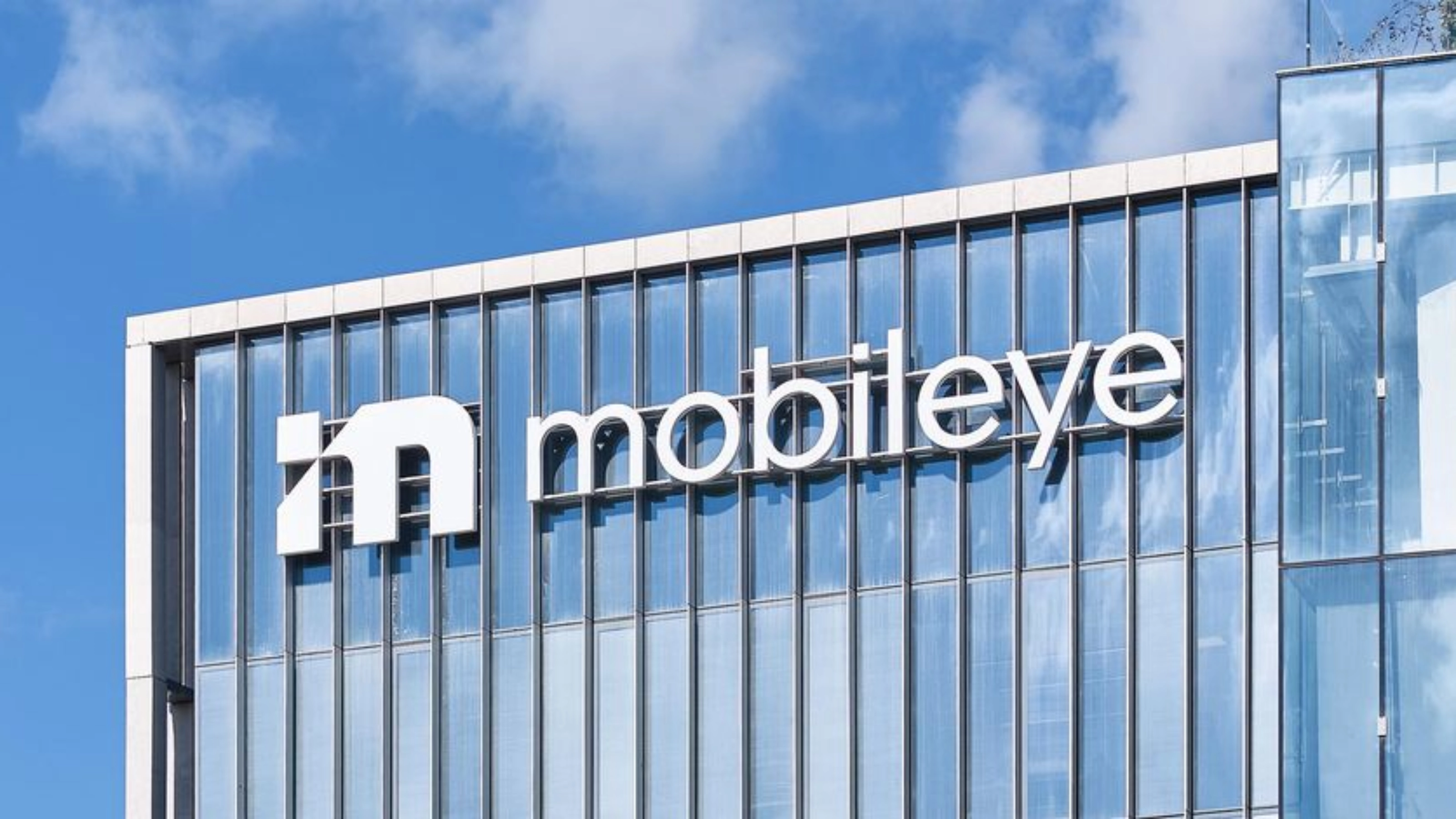 Mobileye-Logo an der Fassade eines modernen Bürogebäudes.