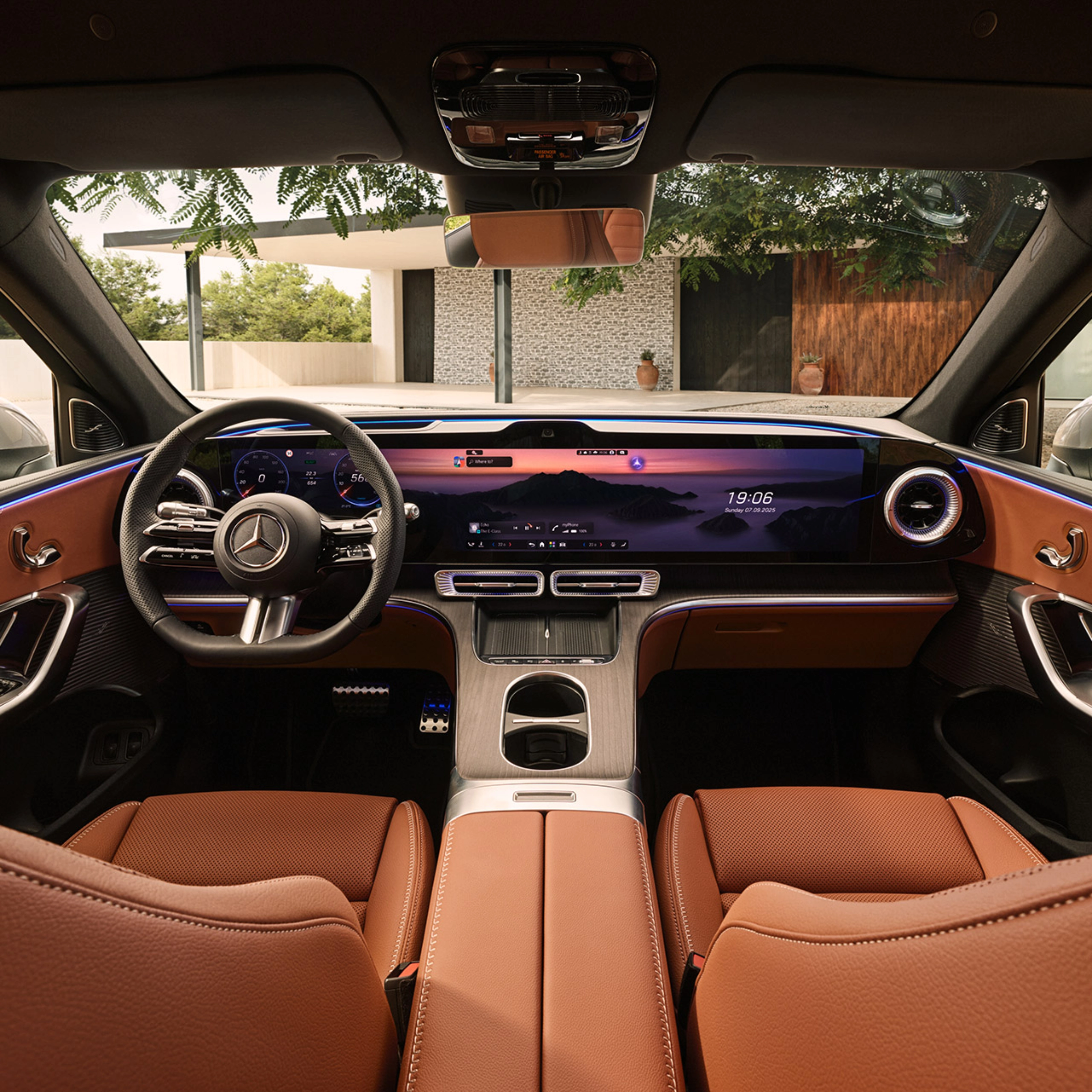 Luxuriöses Autocockpit mit digitalen Anzeigen, Ledersitzen und breiten Displays.