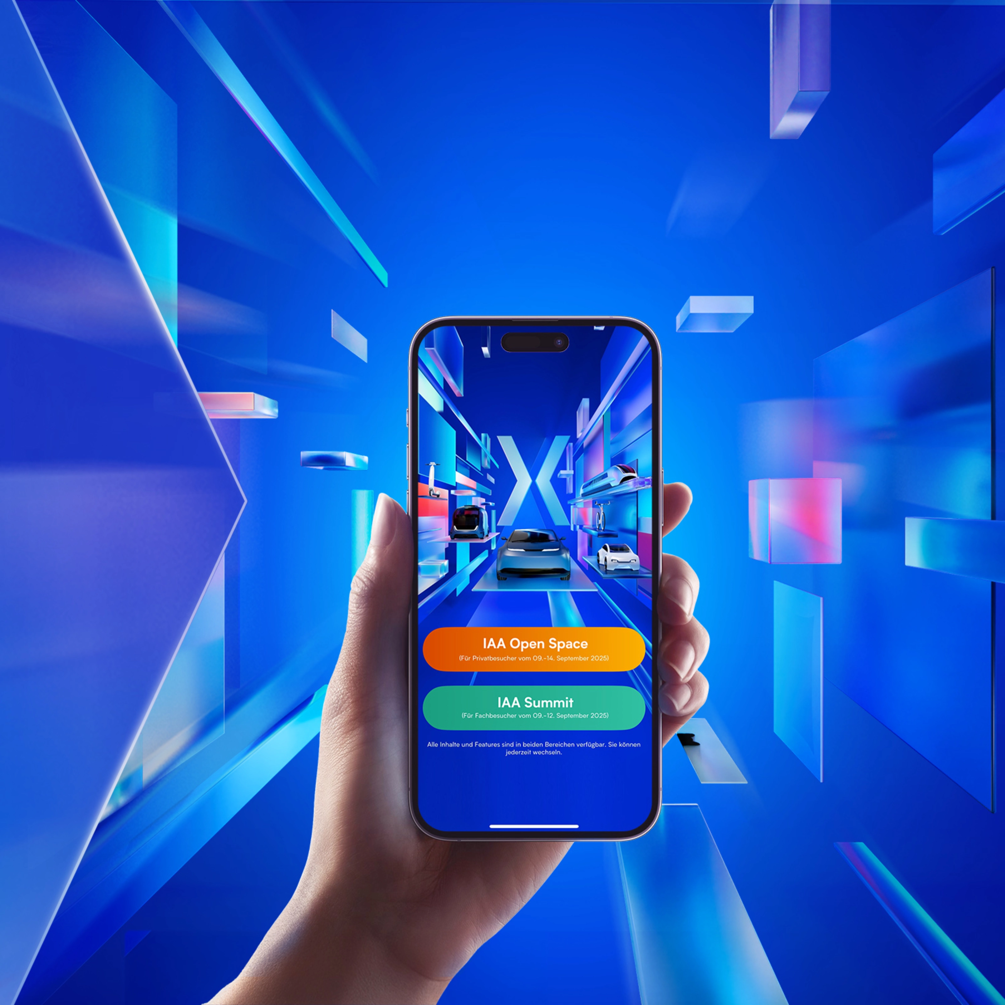 Eine Hand hält ein Smartphone mit einer Auto-Event-App und Autos auf einem futuristischen Bildschirm.