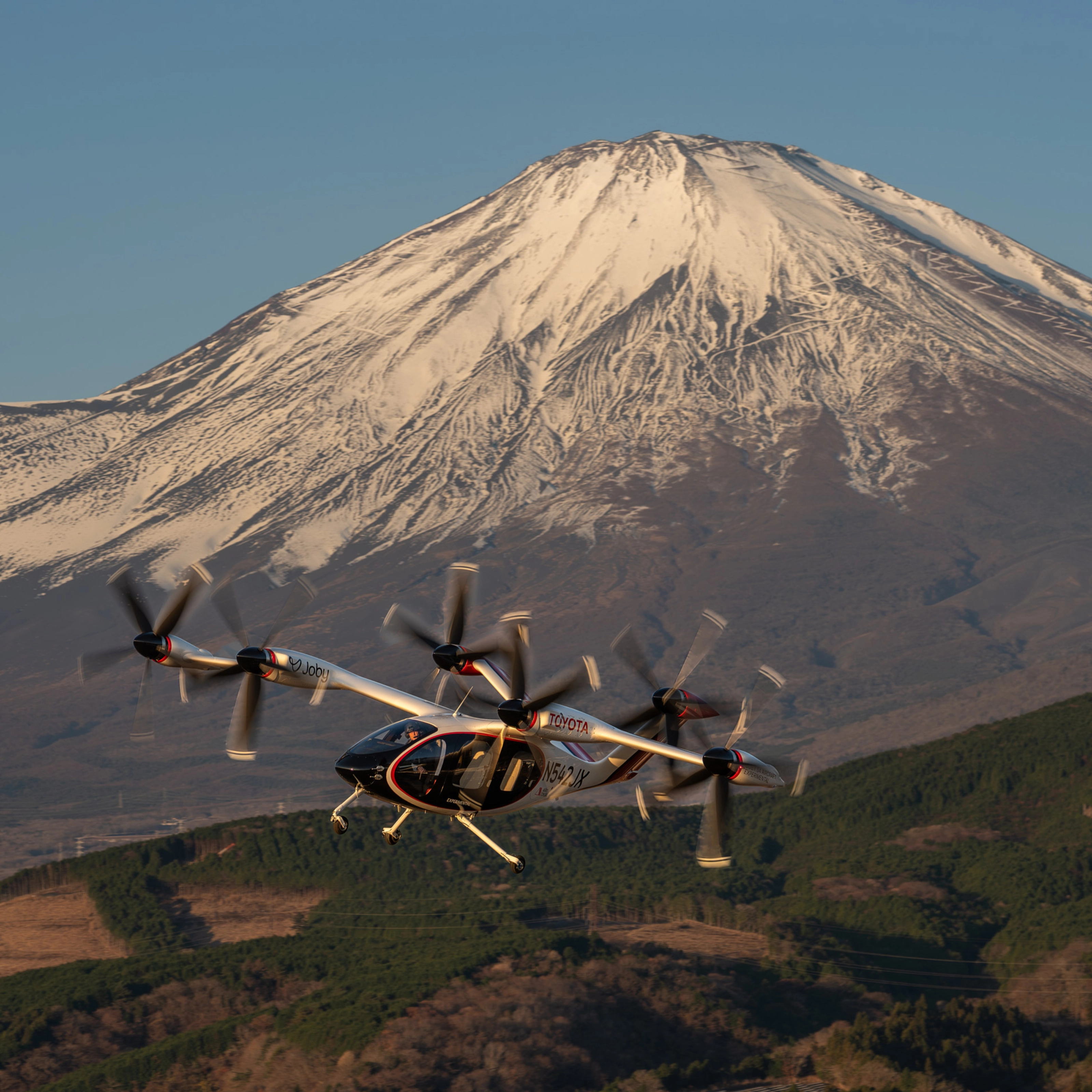 Elektrisches Flugtaxi von Joby Aviation vor dem Berg Fuji im Flug.