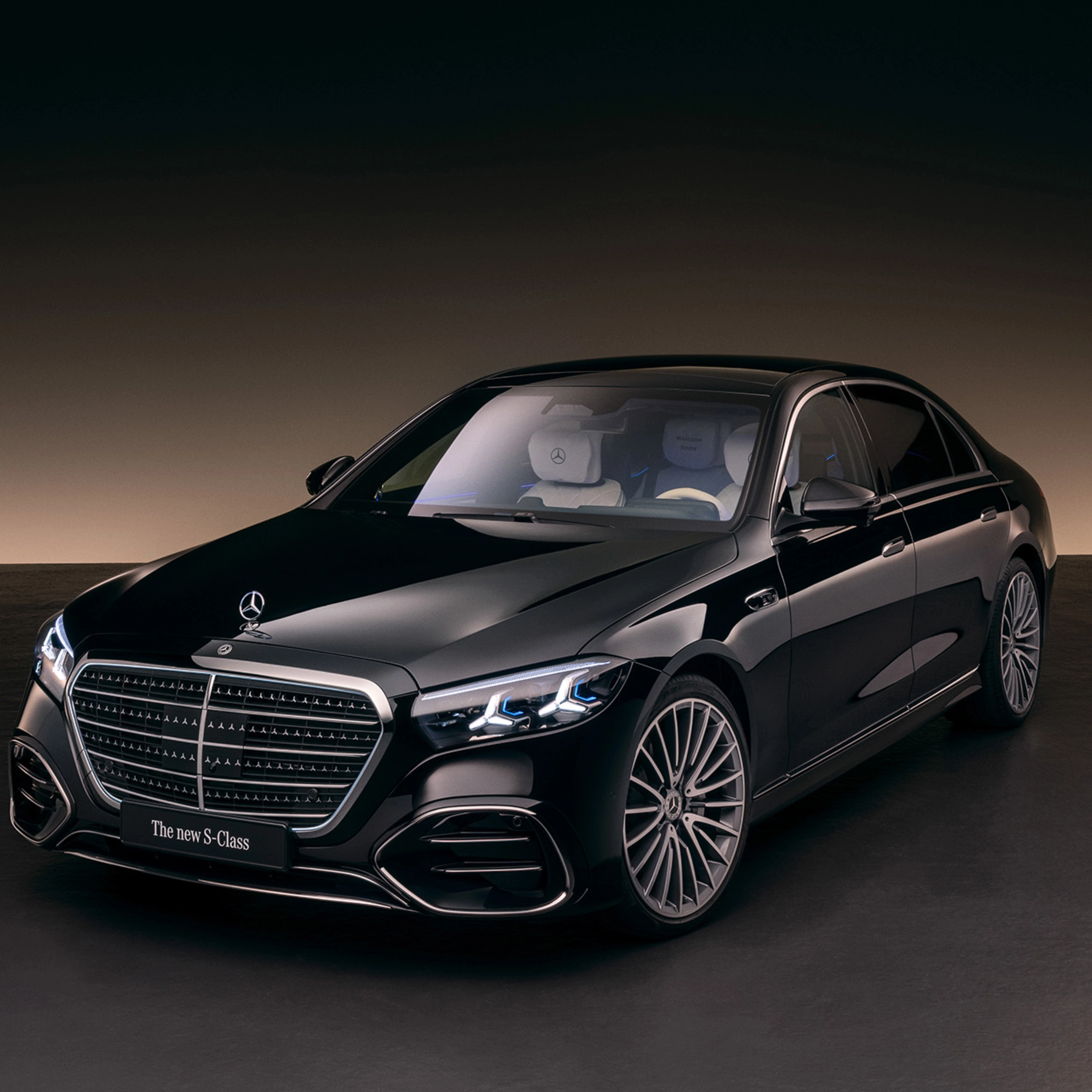 Eine schwarze Luxuslimousine der Mercedes-Benz S-Klasse steht im Studio mit weicher Beleuchtung.