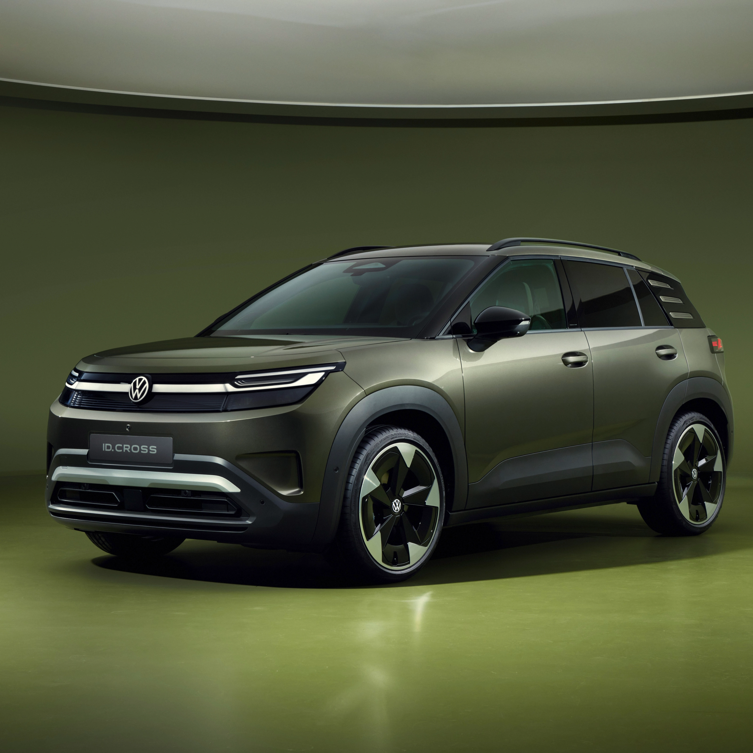 Volkswagen ID. Cross Kompakt-SUV in Frontalansicht schräg von vorn im Studio.
