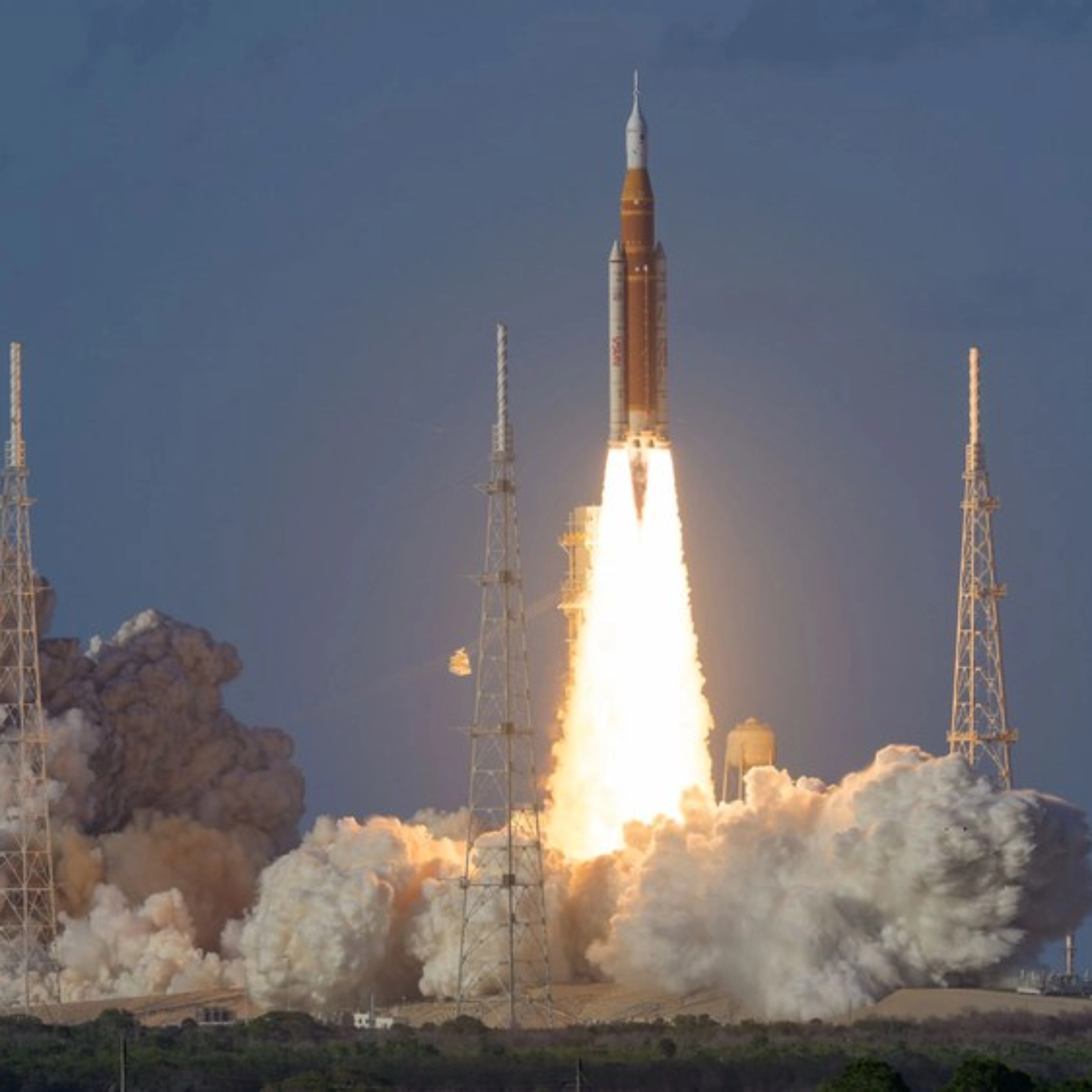 Raketenstart mit Flammen und Rauch von der Startrampe.