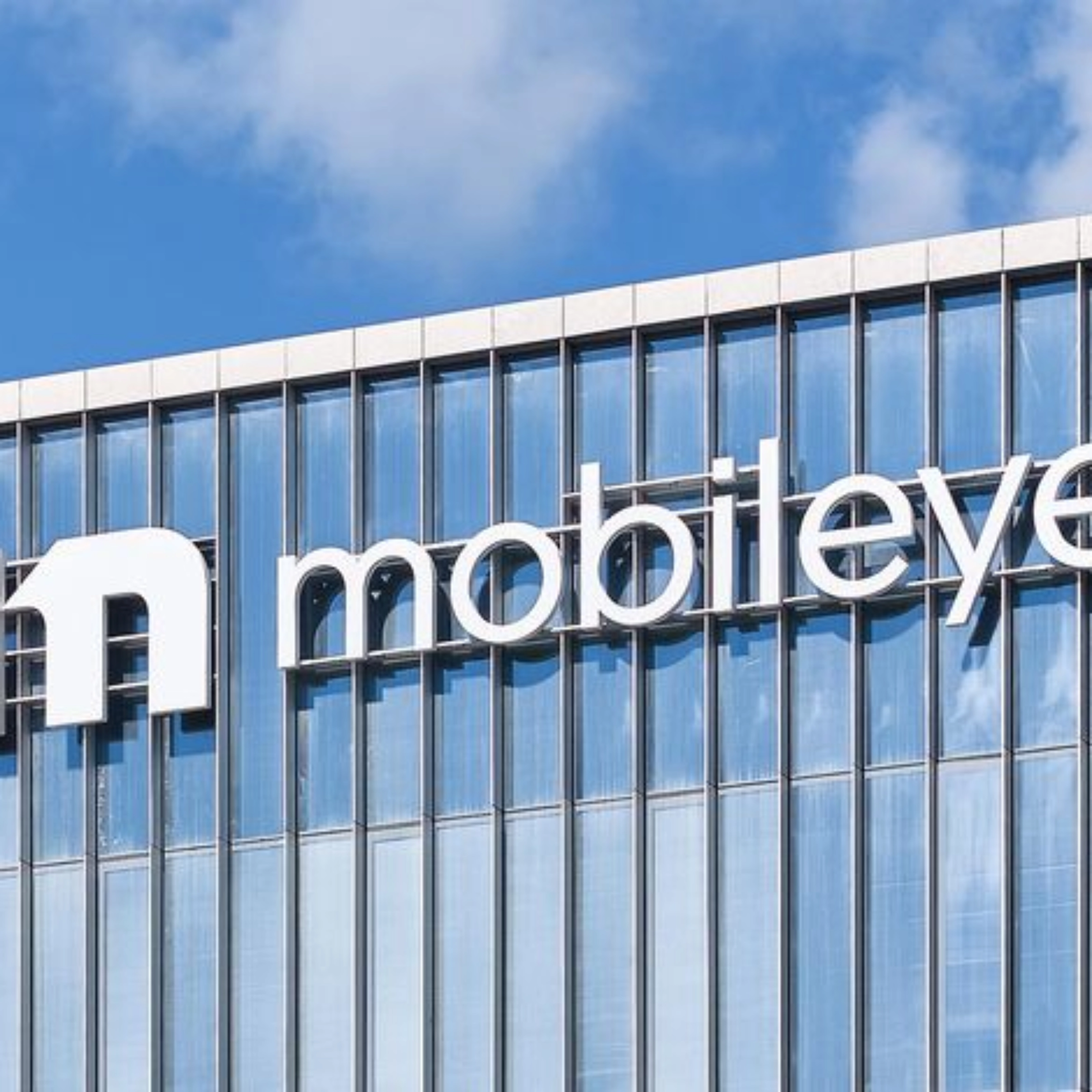 Mobileye-Logo an der Fassade eines modernen Bürogebäudes.