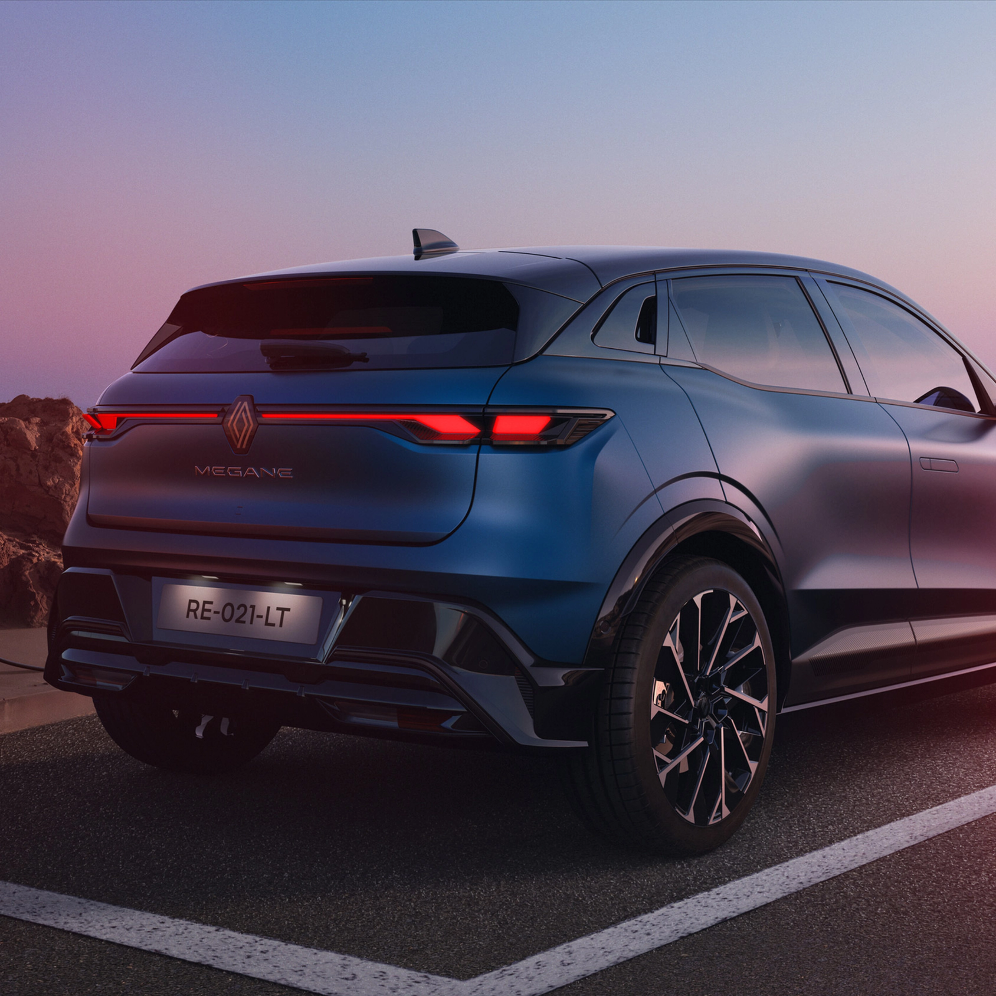 Heckansicht eines Renault Megane E-Tech beim Laden an einer E-Ladestation.